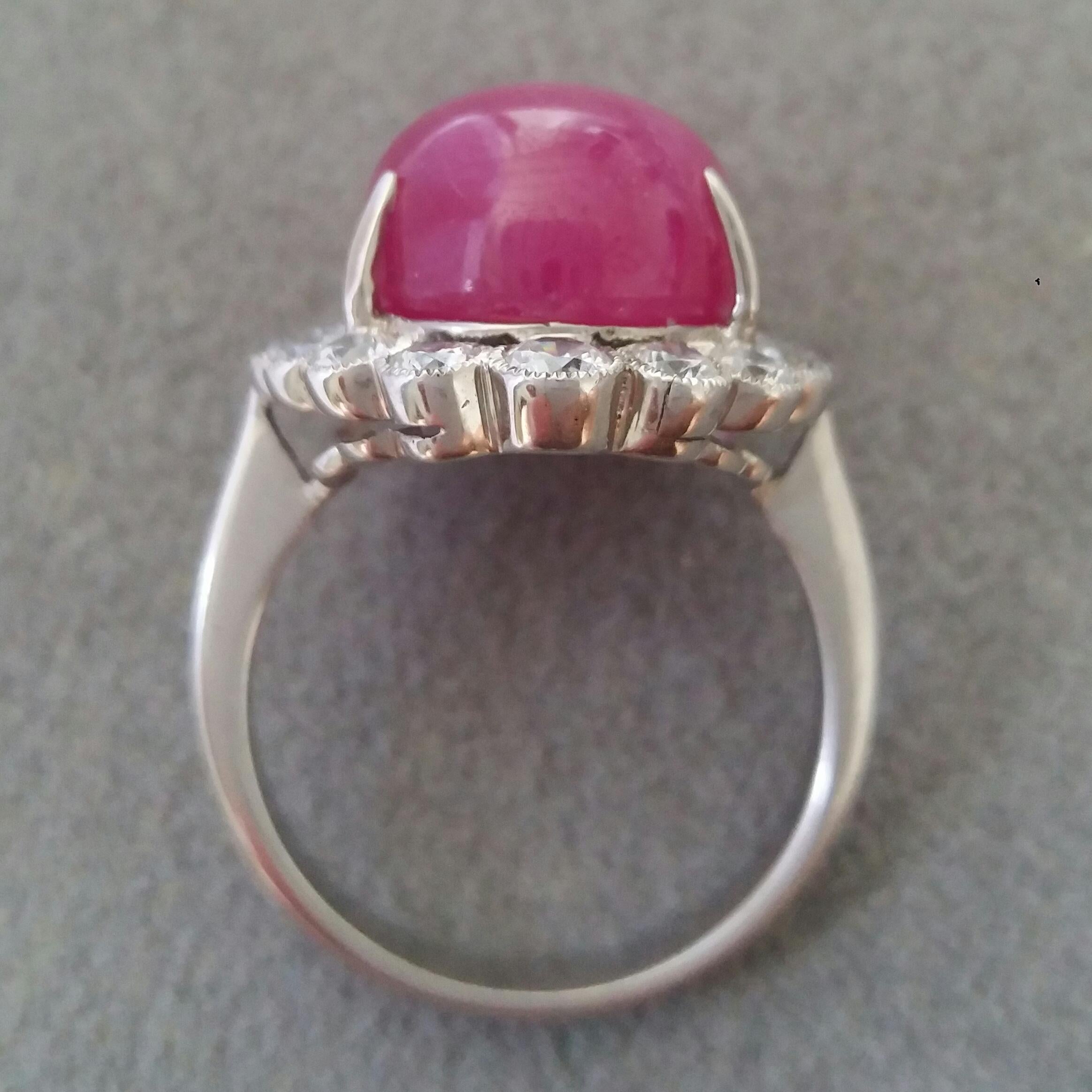 18 Karat natürlicher Rubin Oval Cabochon Gold Full Cut Diamanten Cocktail-Ring im Zustand „Gut“ im Angebot in Bangkok, TH