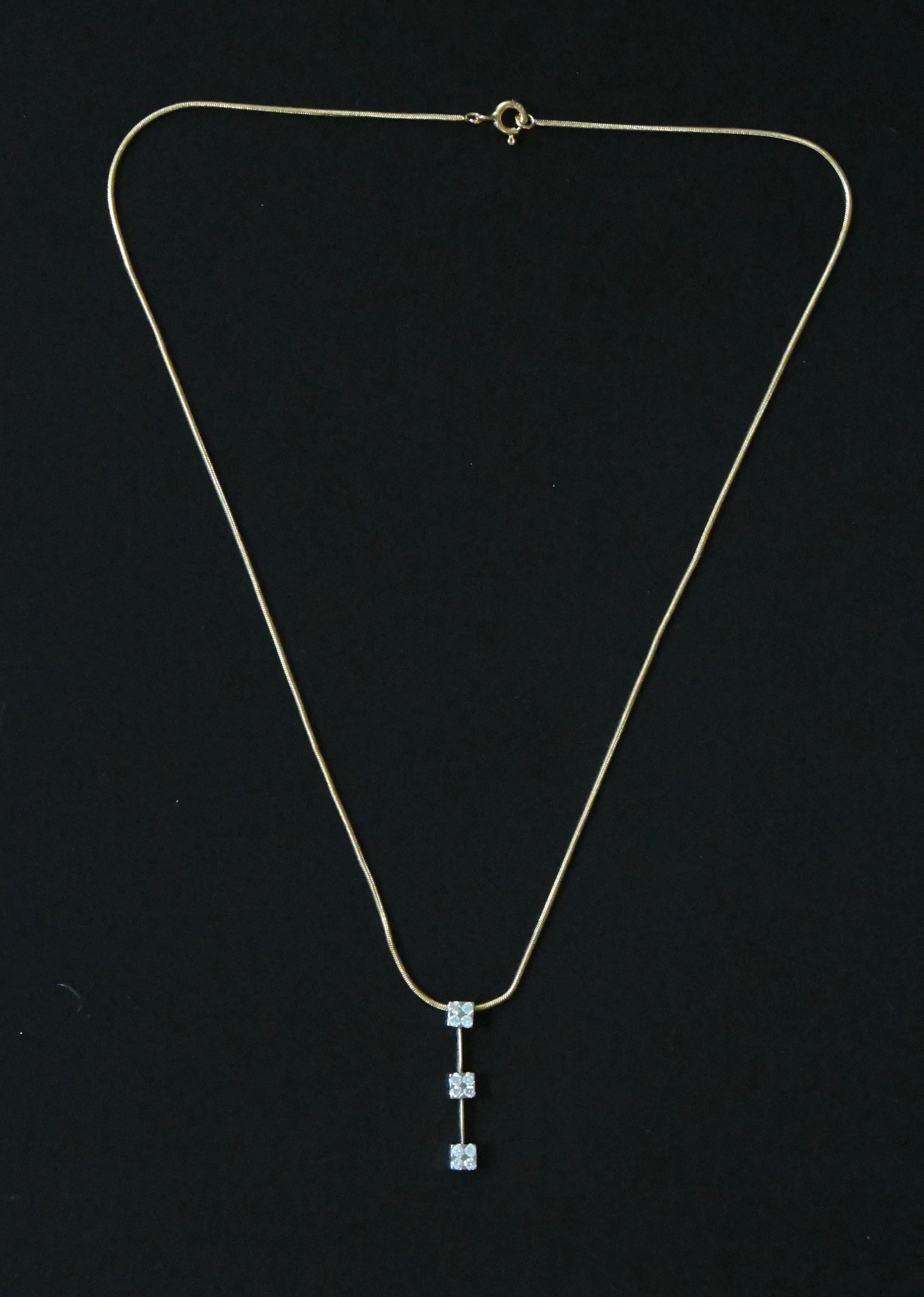 Taglio brillante Collana da 18 carati con pavé di diamanti da 0,18 carati in vendita