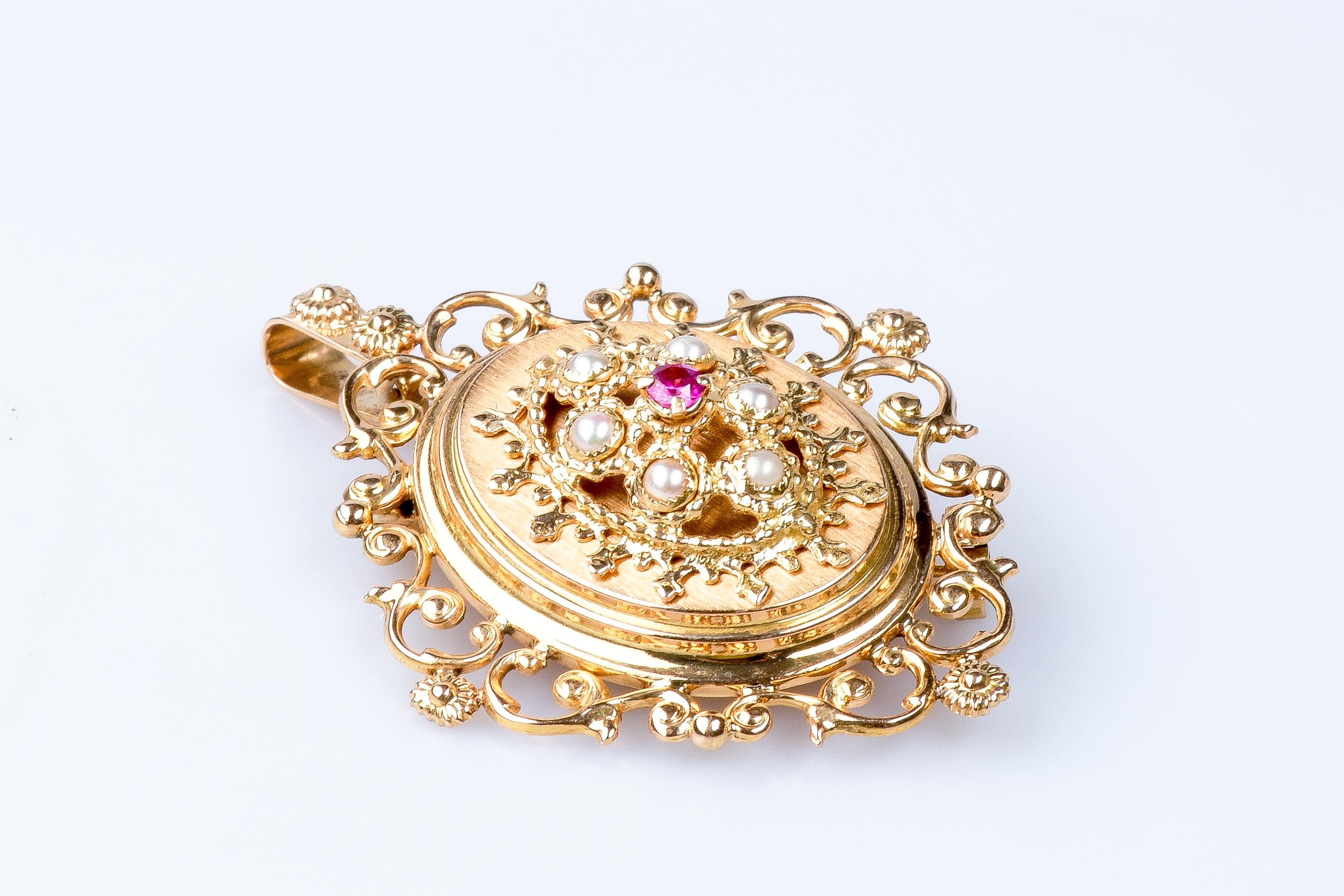 18 carat pink gold brooch or/and pendant designed with 1 round ruby weighing 0.06 carats and 6 round white freshwater pearls of 2.00 millimeters each.

 Weight : 8.00 gr.

Dimensions : 4.70 x 3.60 x 1.40 cm

Jewel delivered in a luxurious box with a