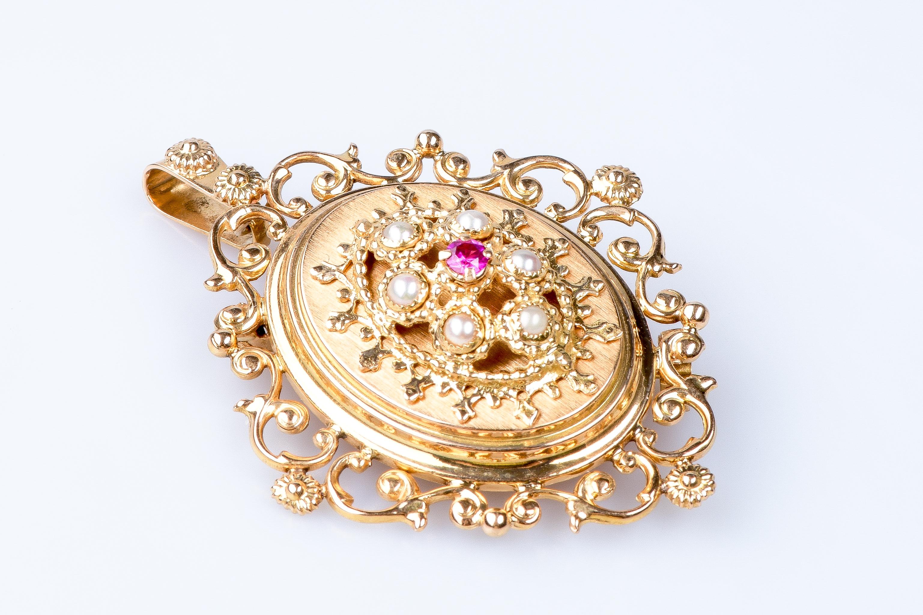 Round Cut 18 carat pink gold brooch or/and ruby and pearls pendant For Sale