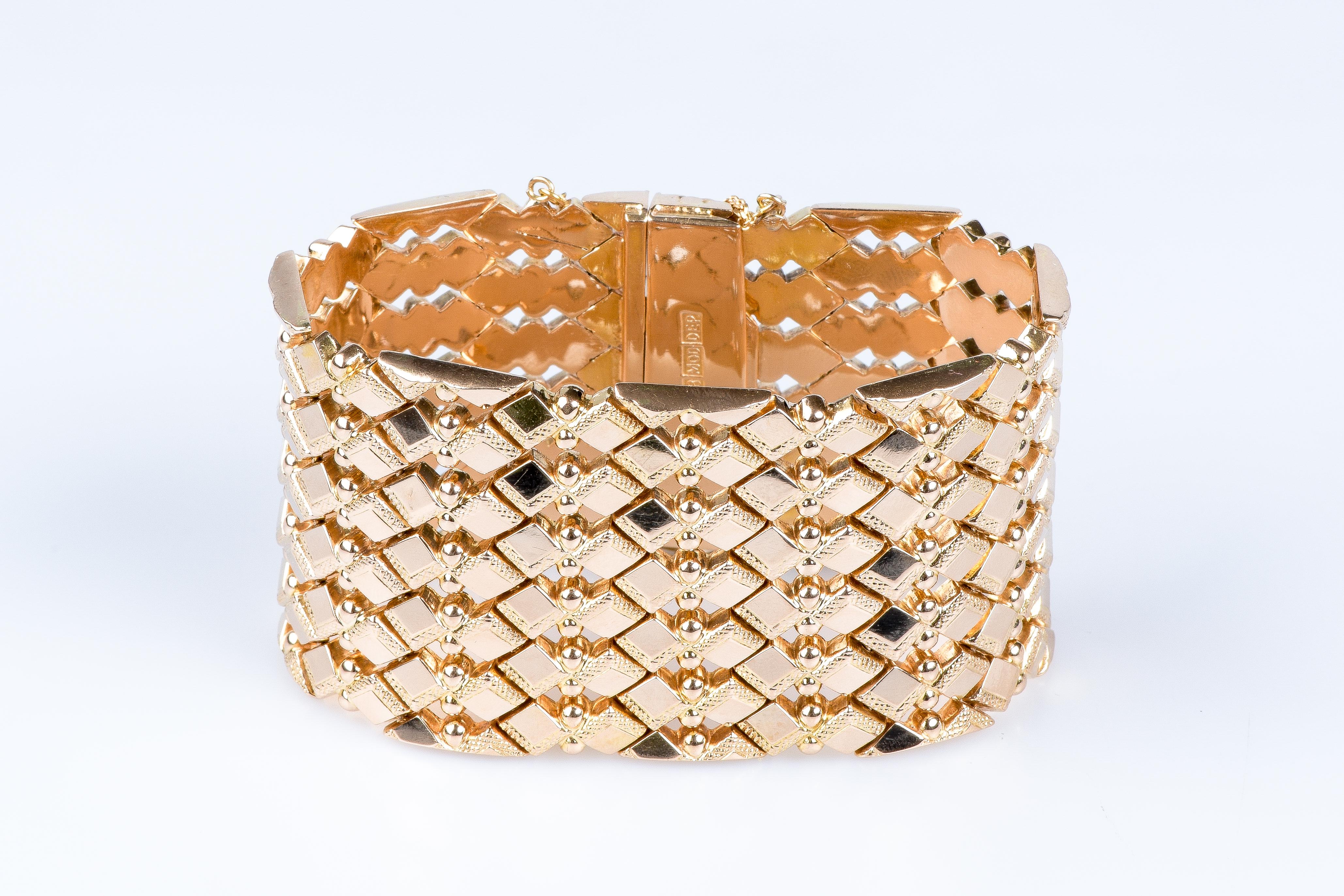 18 carat pink gold cuff bracelet designed with a safety chain closure. 

Weight:  68.10 gr. 

Dimensions : 16 x 4.00  cm

Jewel delivered with a luxurious box. 

Condition : Like new

18 carat gold eagle head hallmark on the jewel. 

Secure and