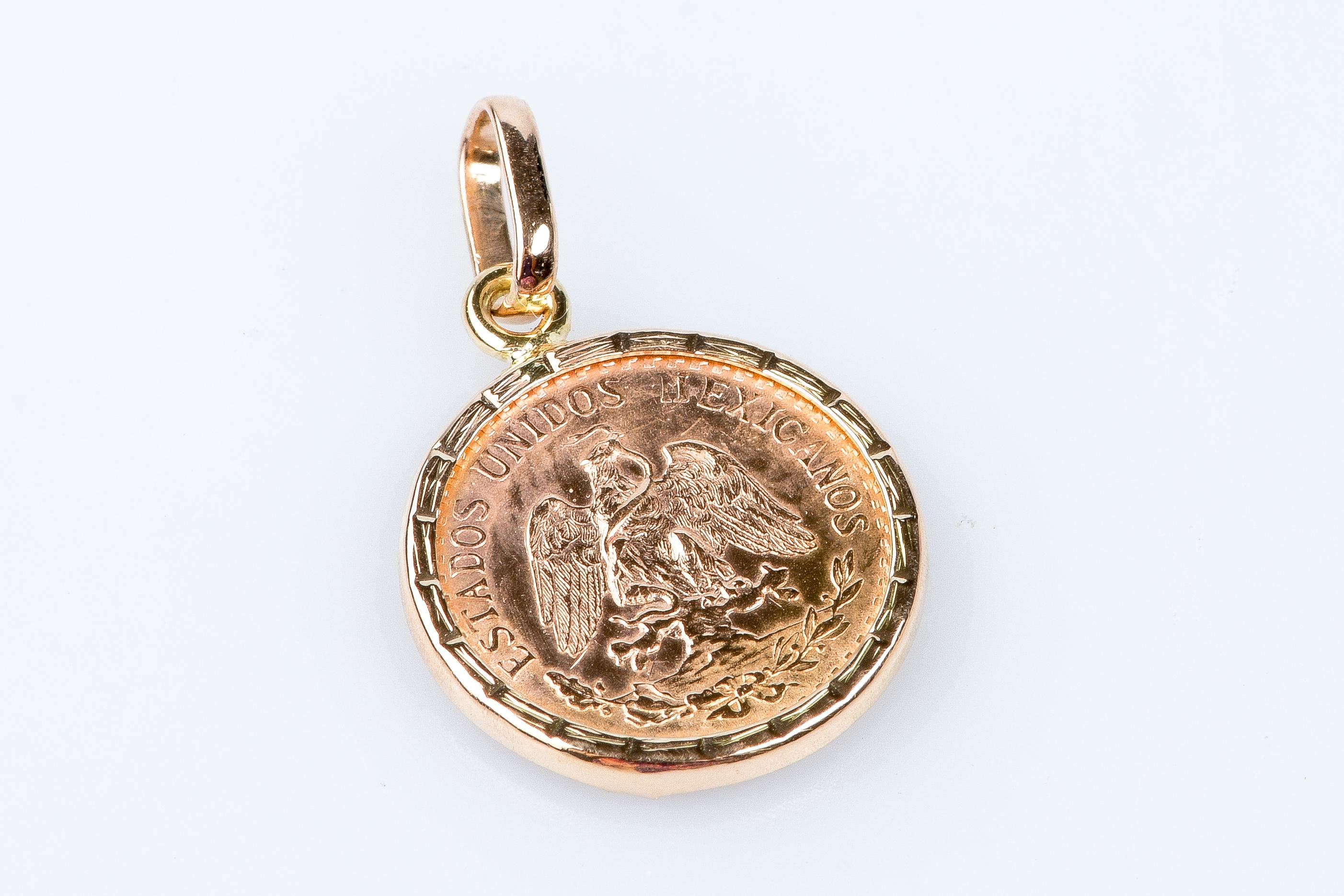 18 carat pink gold pendant coin Estados Unidos Mexicanos de 2 Pesos of the year 1945. Eagle standing on a cactus holding a snake on the crown formed by an oak and an olive branch. On the back, 1945 Dos Pesos in a crown. 

Weight : 2.20 gr.