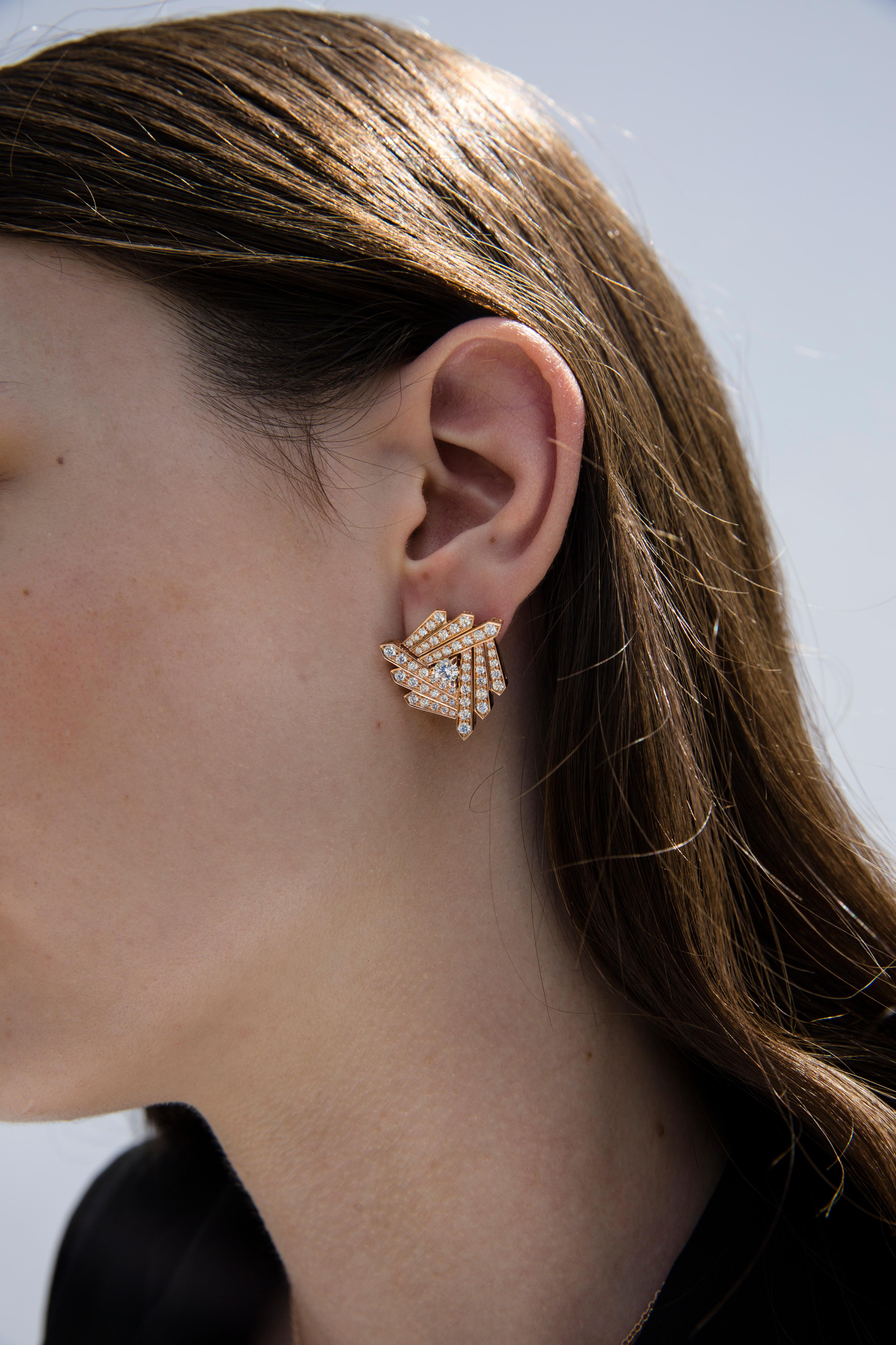 18 Carat Pink Gold Round Cut Diamonds Geometrical Design Earrings, featuring 2.70 carats of diamonds, G color, VVS clarity; total piece weight: 14,50 gr
Handmade in Italy, ready in stock
Being a handmade jewel the above characteristics may be