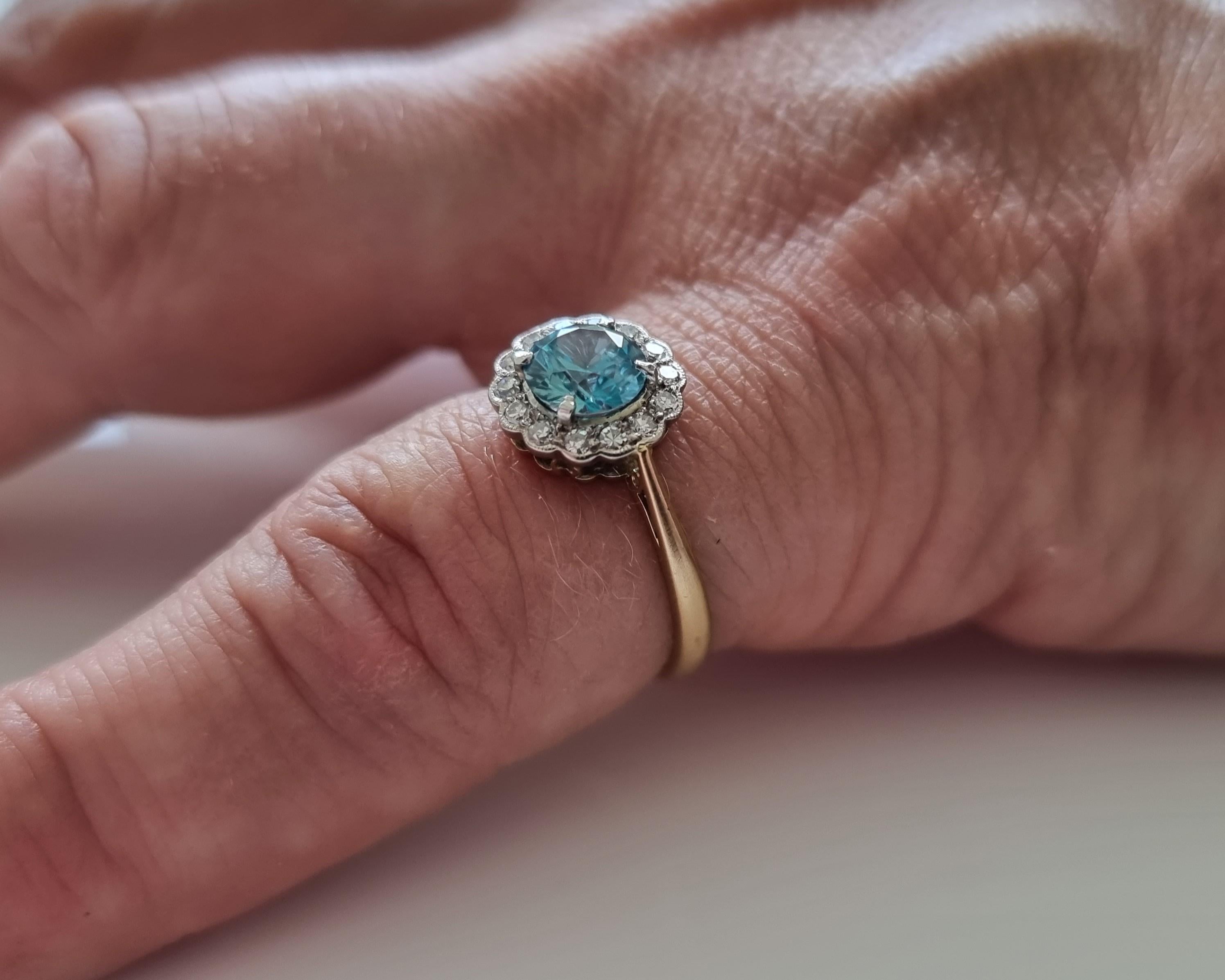 18 carat & Platinum Zircon & Diamond Daisy Cluster Ring, Circa 1930s For Sale 6