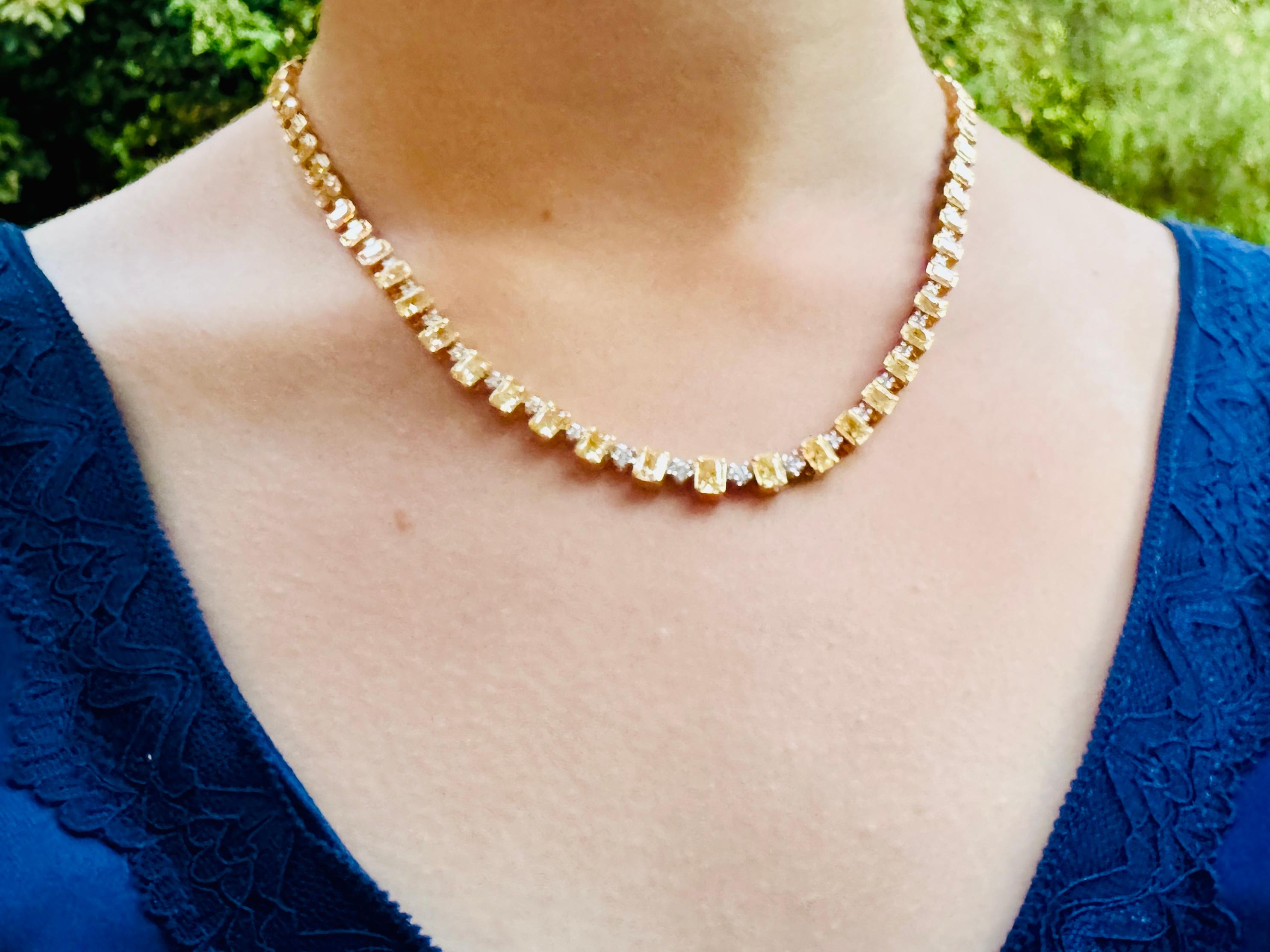 Contemporain Collier Tennis en or 18 carats avec alternance de diamants naturels jaunes rayonnants en vente