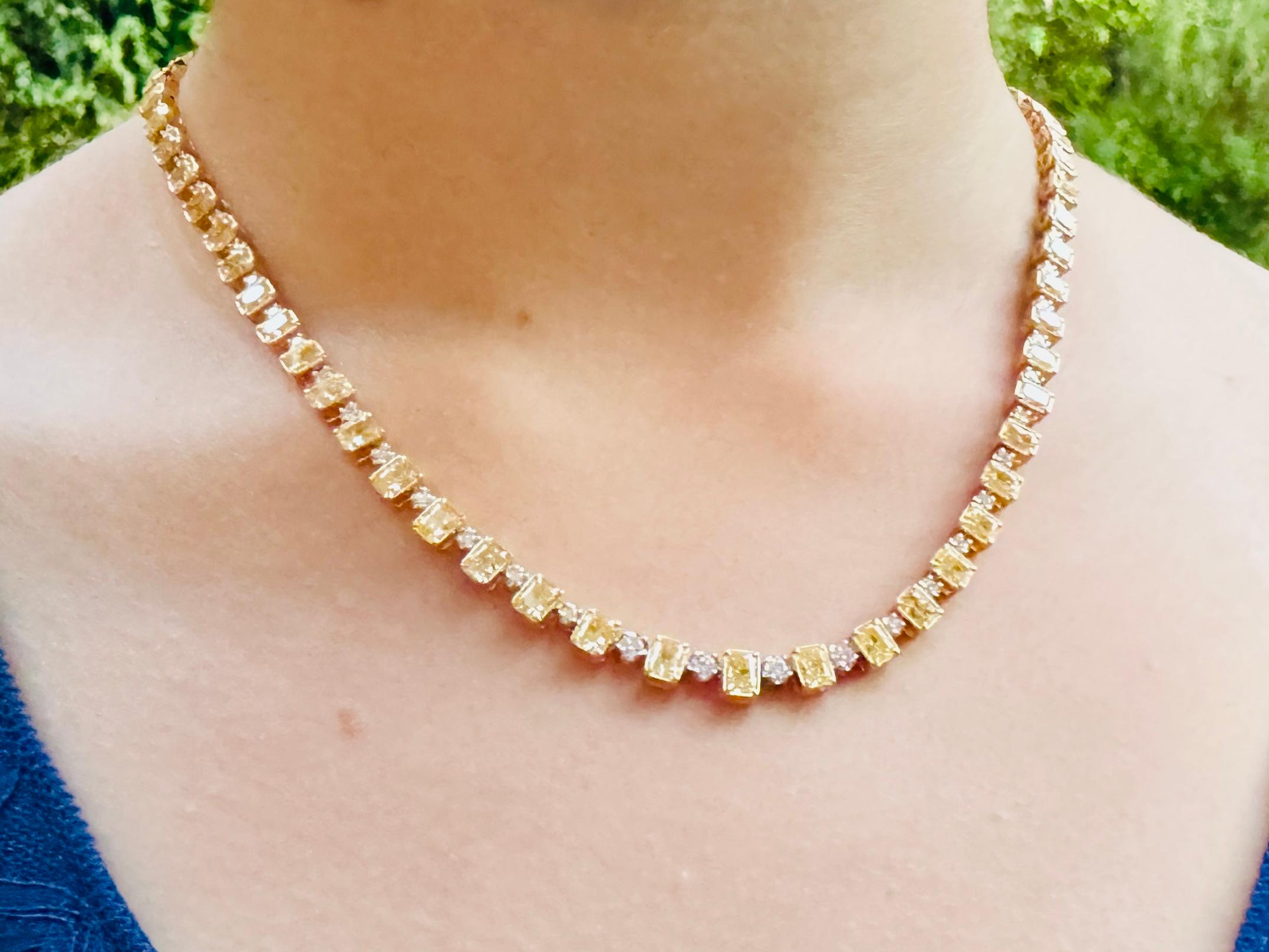 Taille radiant Collier Tennis en or 18 carats avec alternance de diamants naturels jaunes rayonnants en vente