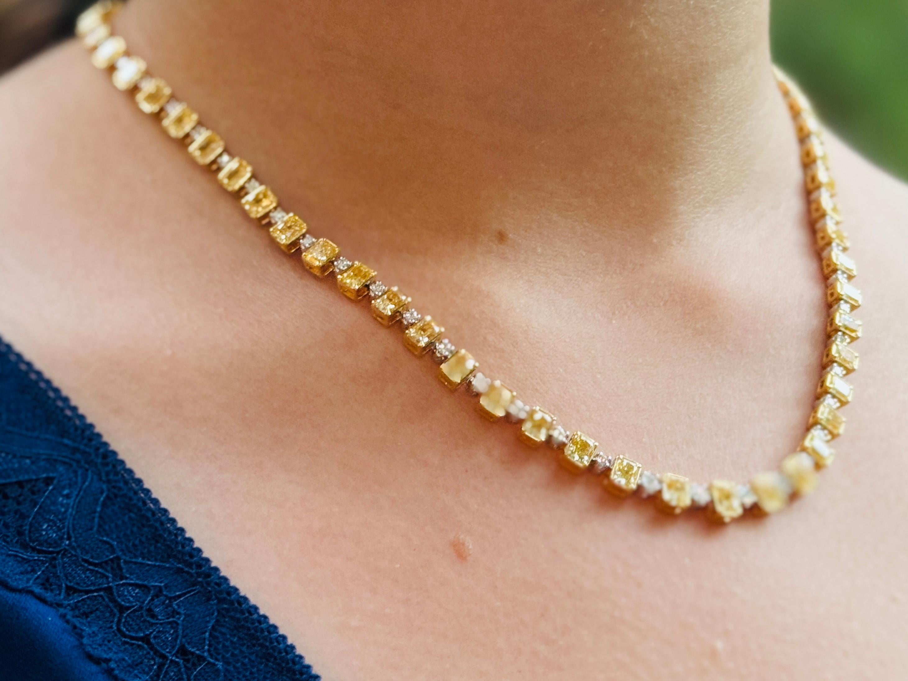 Collier Tennis en or 18 carats avec alternance de diamants naturels jaunes rayonnants Neuf - En vente à New York, NY