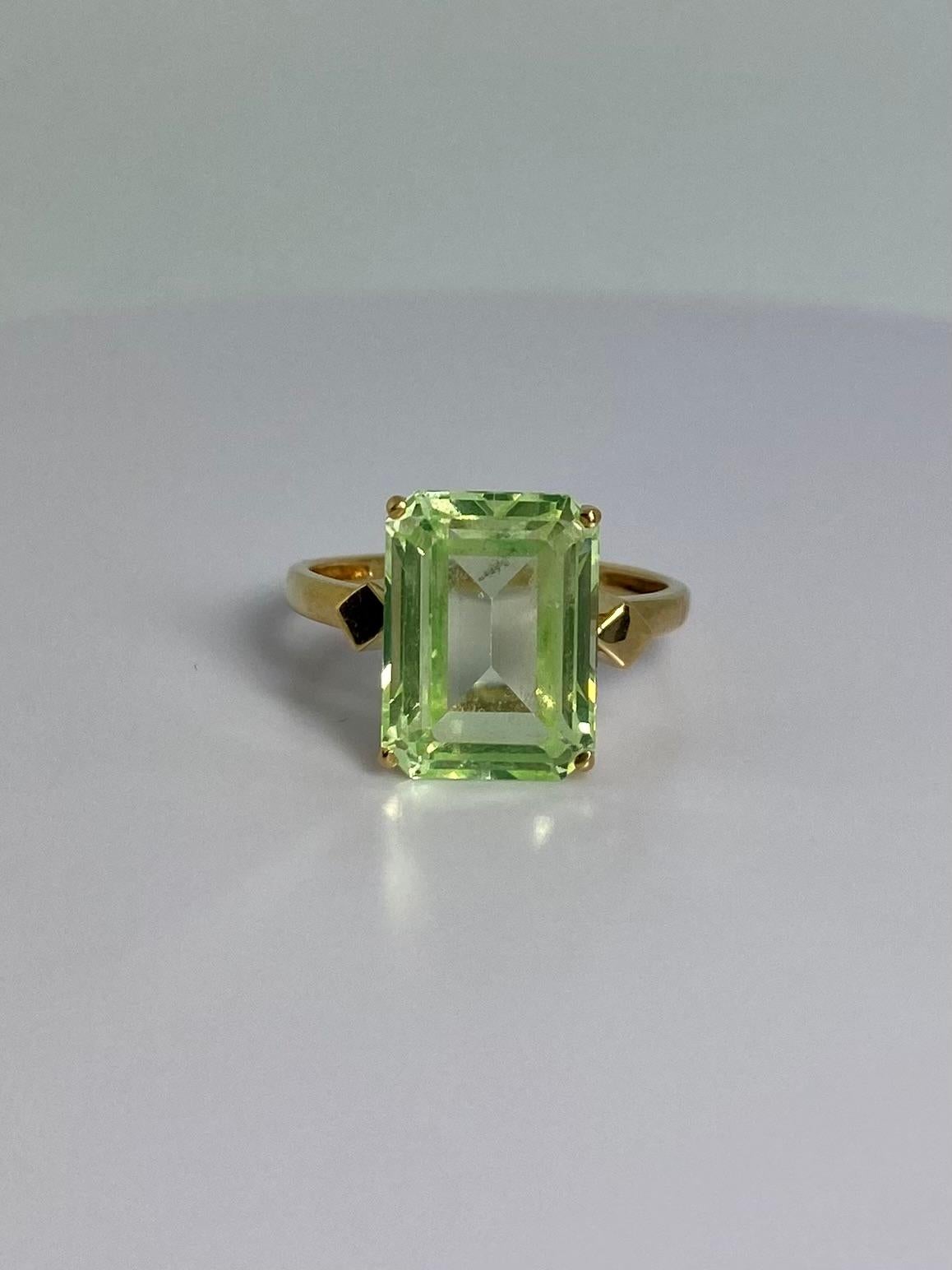 Beautiful ring from the end of 1950S is made of 18 carat yellow gold with a peridot in the center. Elegant pre-loved piece of jewelry with a stunning green peridot! This  ring weighs about 2.75 grams and has a ring size 6.5 (US), 6.50 (EUR), M (UK).