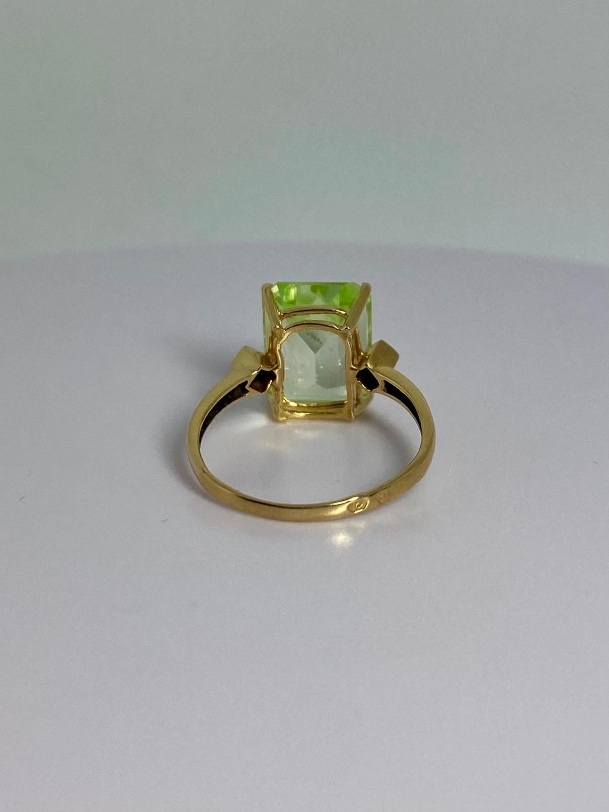 Emerald Cut 18 Carat Ring Yellow Gold with a Peridot