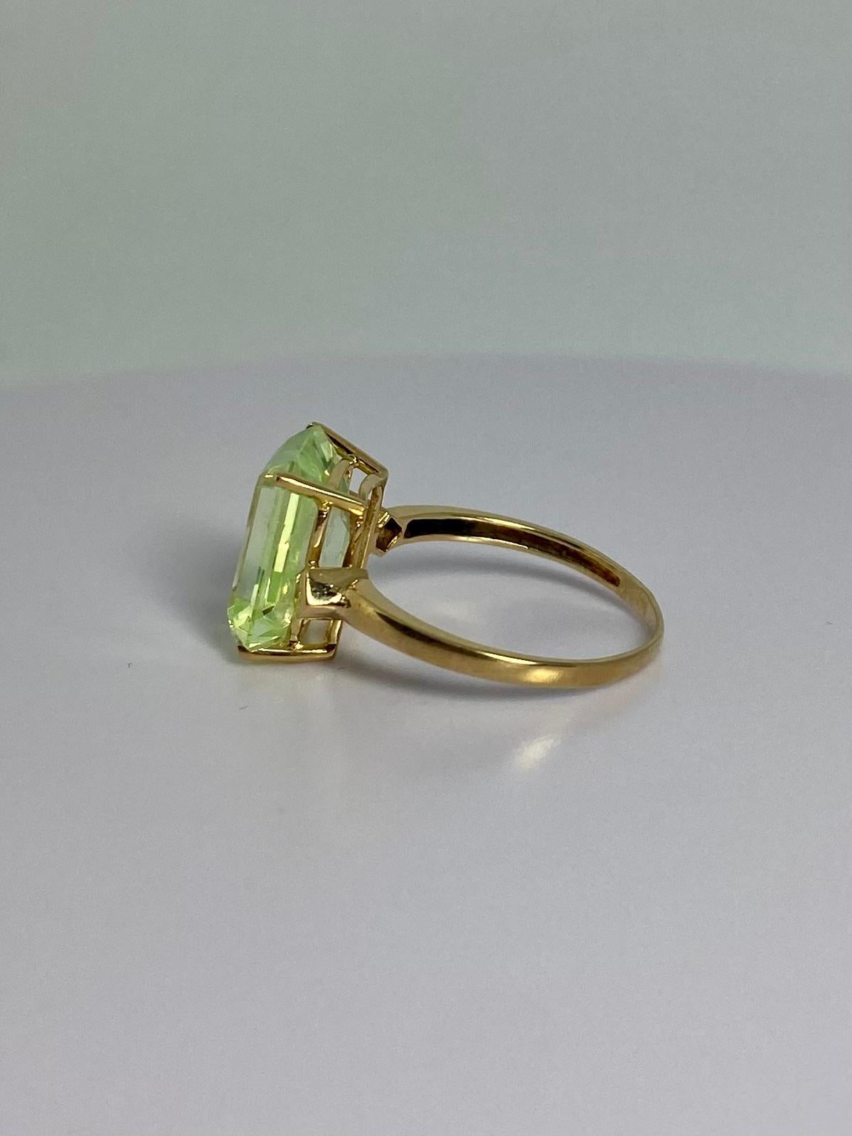 18 Carat Ring Yellow Gold with a Peridot In Good Condition In Heemstede, NL