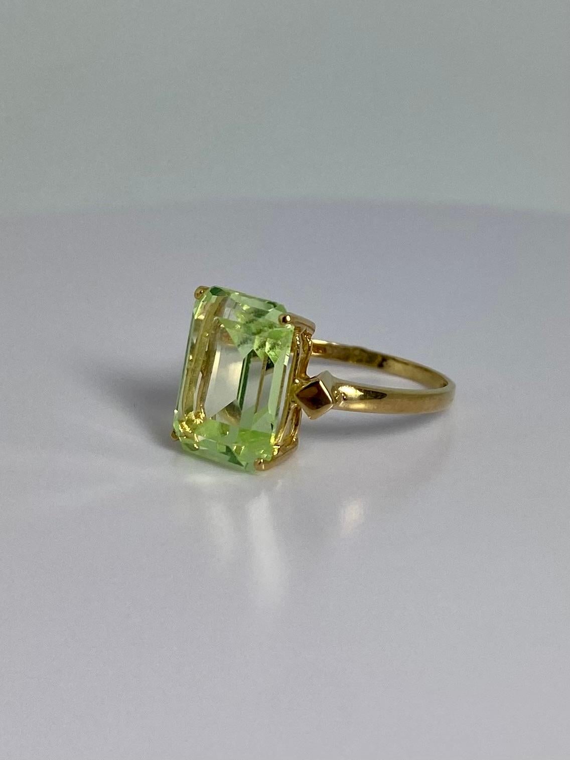 Women's 18 Carat Ring Yellow Gold with a Peridot