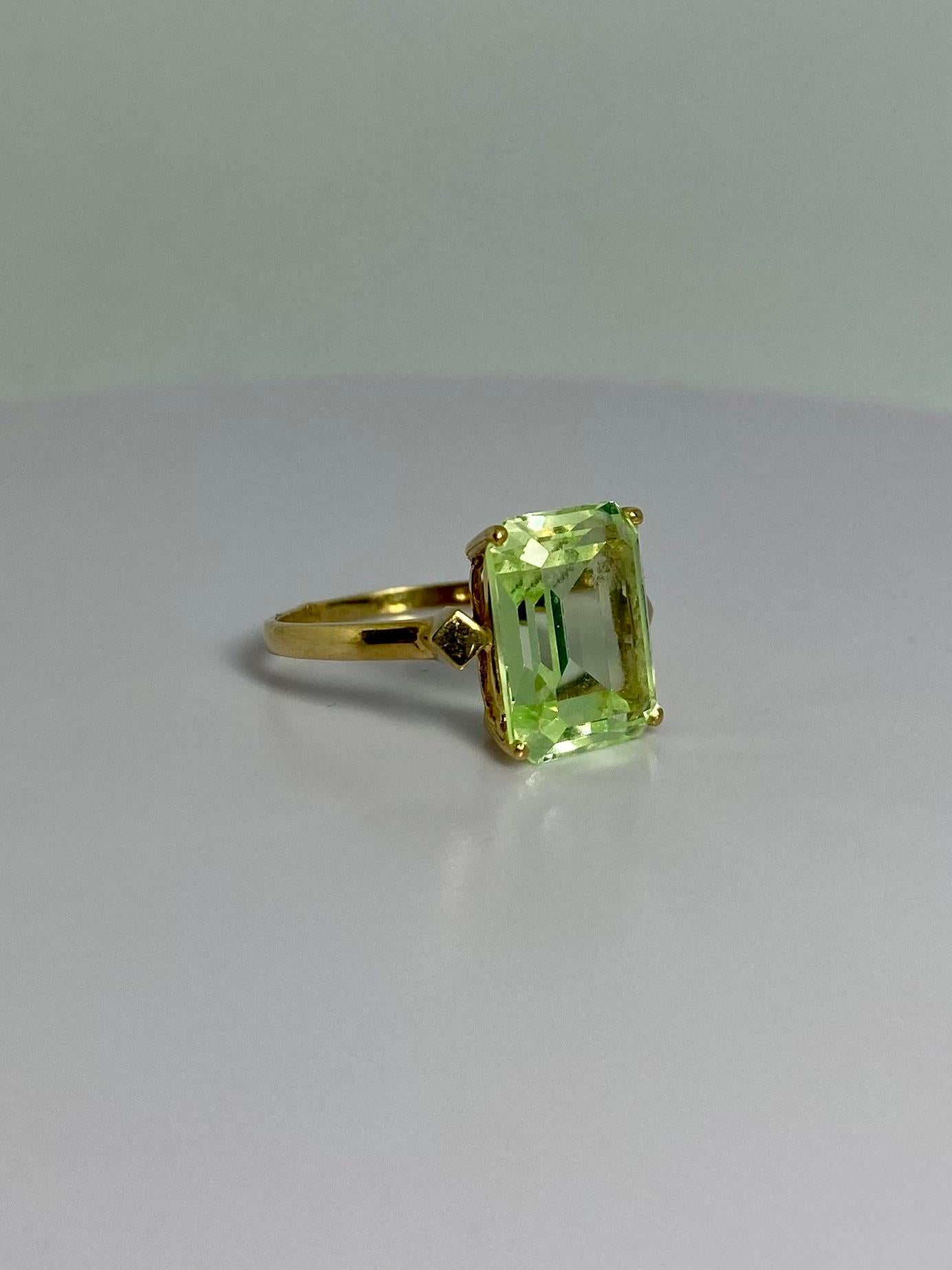 18 Carat Ring Yellow Gold with a Peridot 1