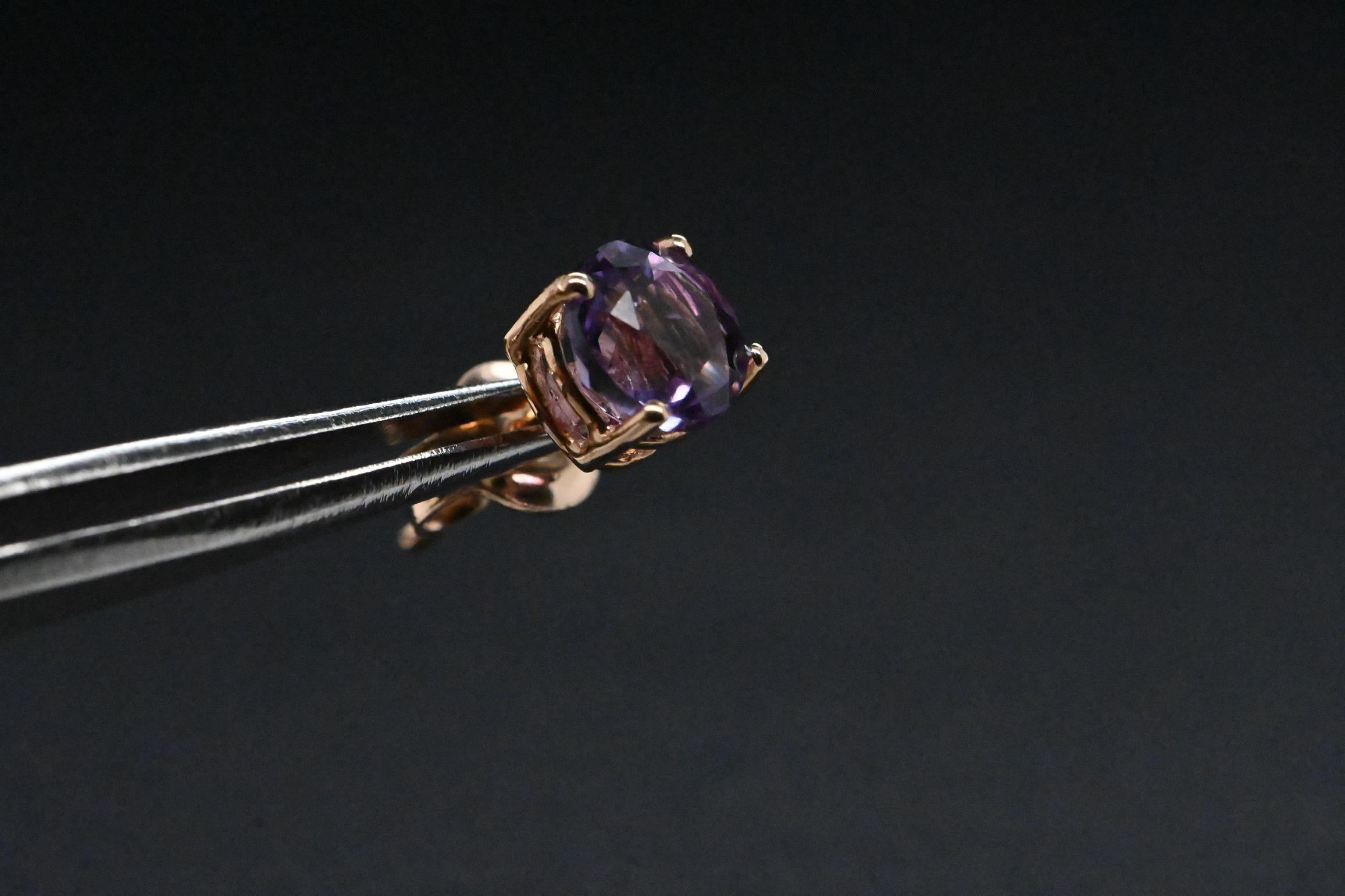 These magnificent earrings in 18-carat rose gold embody elegance and refinement. Certified by a hallmark guaranteeing the quality of 750 thousandths gold, they combine luxury and durability.

Each earring features a brilliant-cut amethyst, 0.65 cm