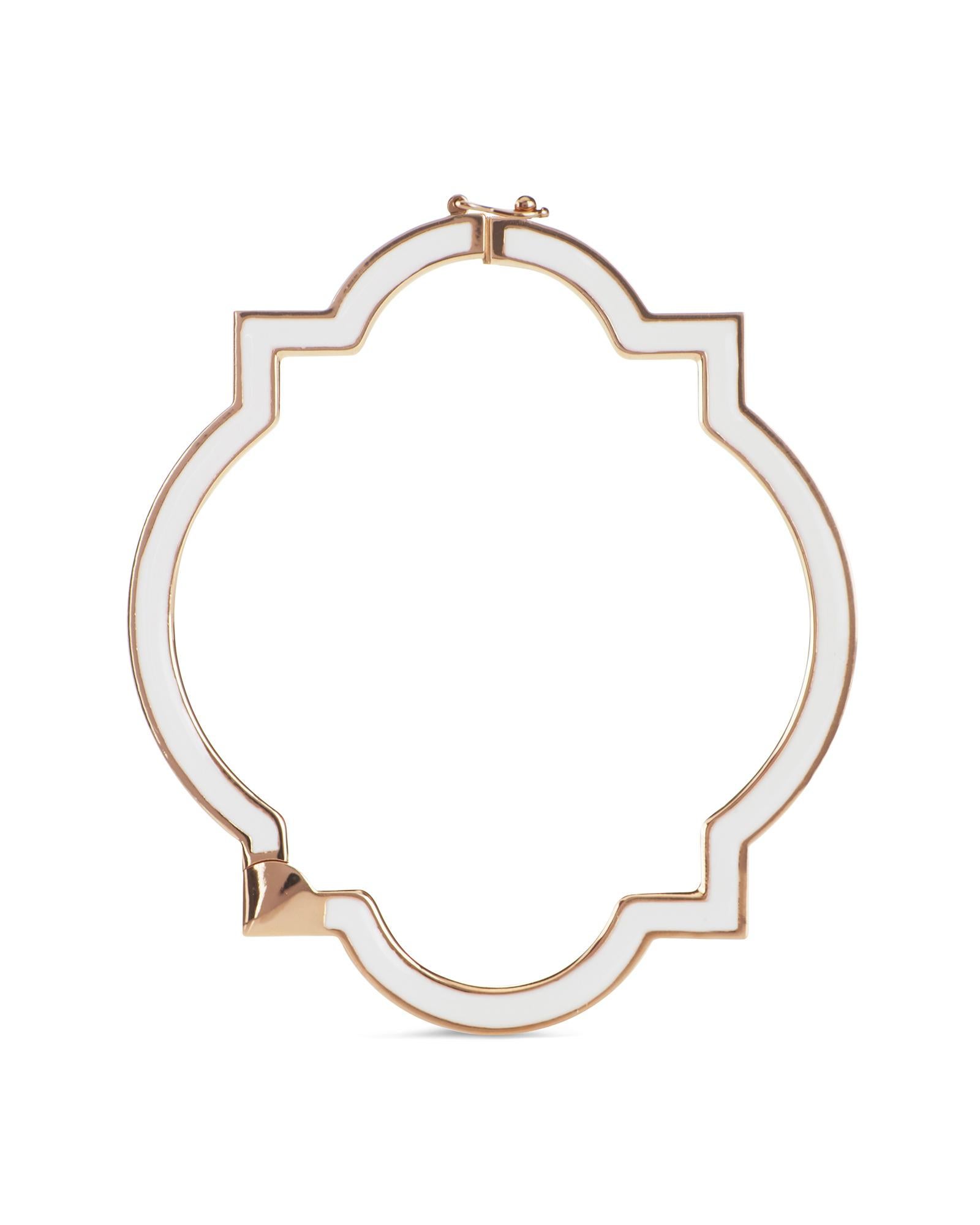 The rigid Anime bracelet, made of rose gold, is characterized by an elegant contemporary style. The unconventional symbol is distinguished by its geometric shape, consisting of black enamel and a row of diamonds cleverly set. The luxurious jewel,