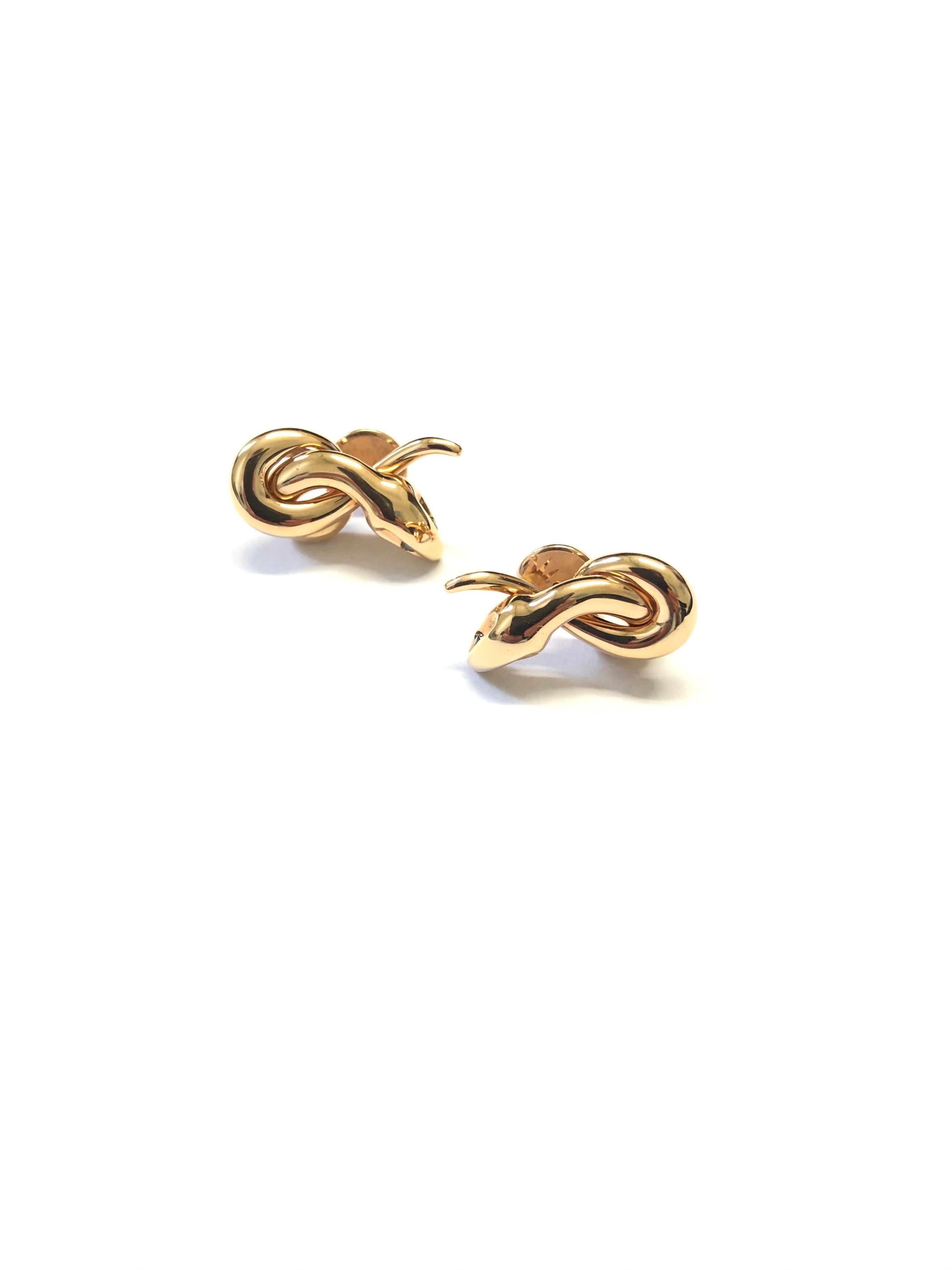 18 Carat Rose Gold Black Diamond Snake Stud Earrings featuring four black diamonds 0,06 carats, total piece weight 12,30 gr. Earring length 2 cm.
Handmade in Italy, in stock.
Each Luca Carati creation is delivered with its original box and