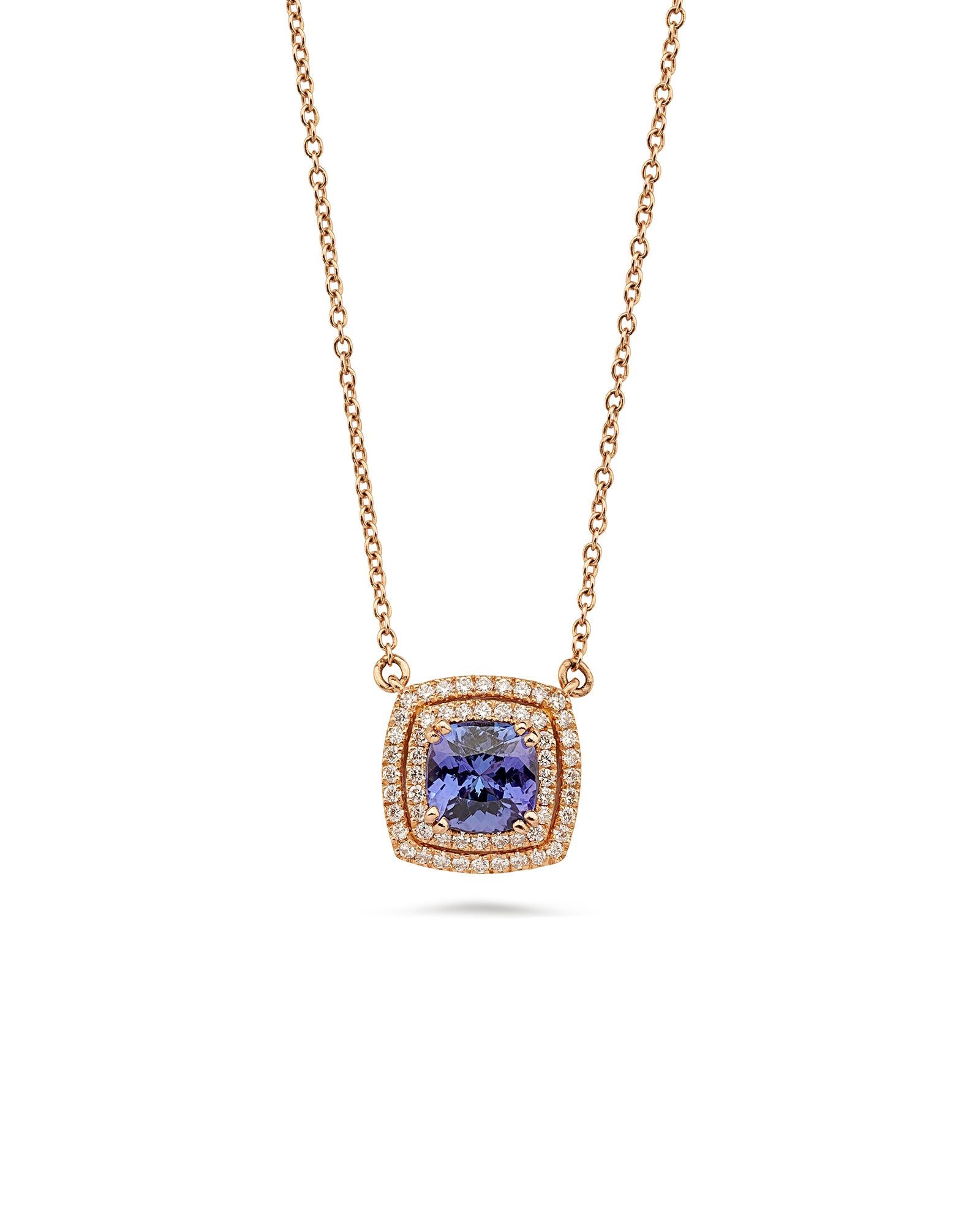 The pendant necklace from the Pure Harmony collection is made of rose gold and embellished with diamonds and a magnificent tanzanite.
The element that distinguishes this jewel, in combination with the earrings of this collection, is the double ring
