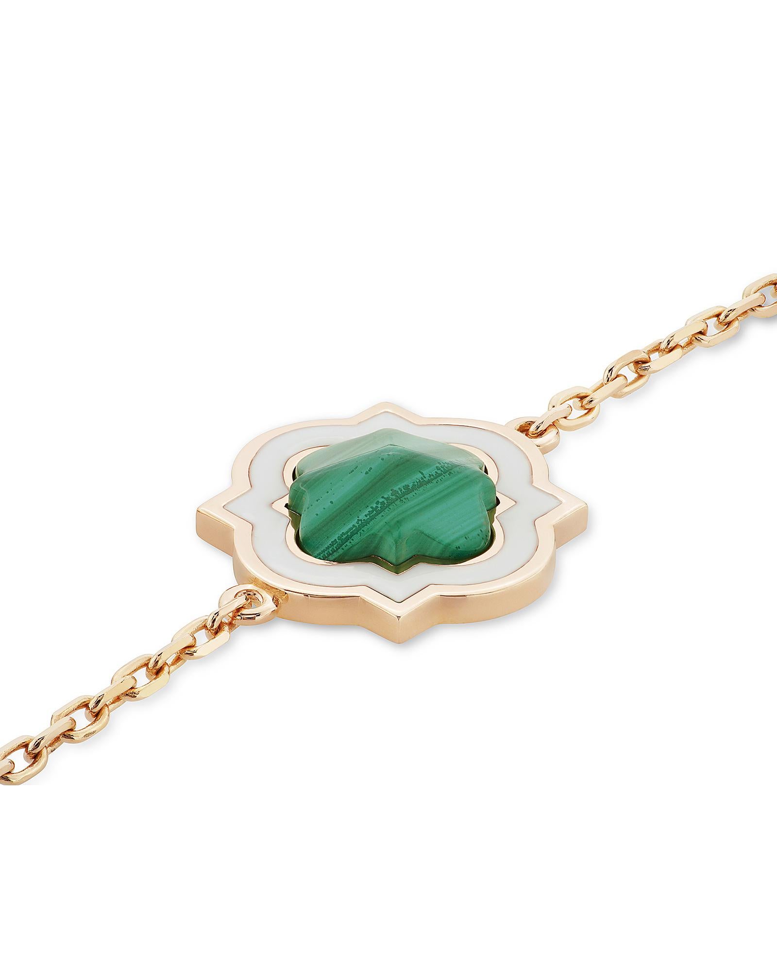 This necklace is a hymn to pure femininity, presents a deeply elegant attitude and a design characterized by a bold aesthetics. Made with 18 carat rose gold, malachite and diamonds, it is a refined tribute to the iconic symbol of the House. The