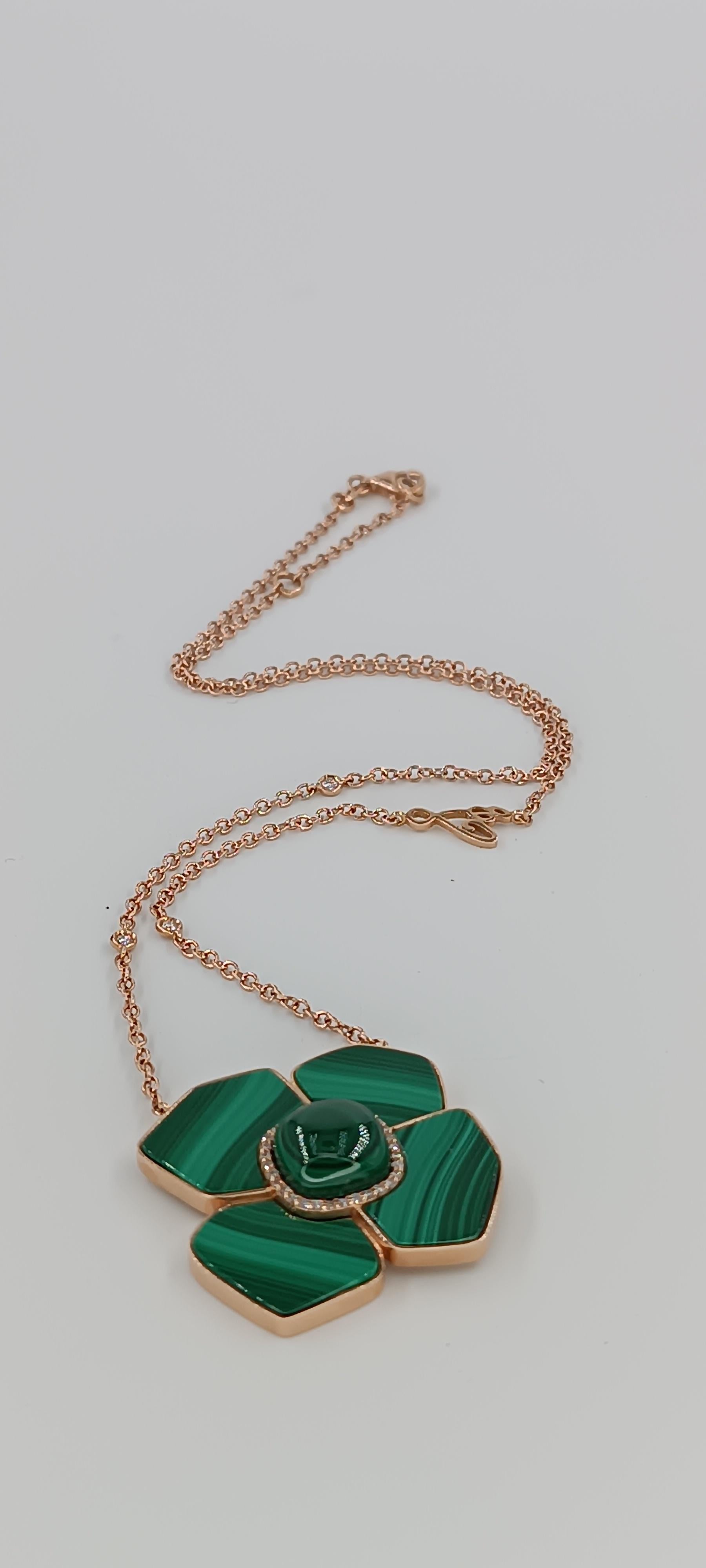 This wonderful Leo Milano pendant from our malachite collection shows in every detail a very complicate yet perfectly done workmanship. The pendant and the chain are in 18 carat rose gold grams 14.35 and adjustable. with malachite  The object