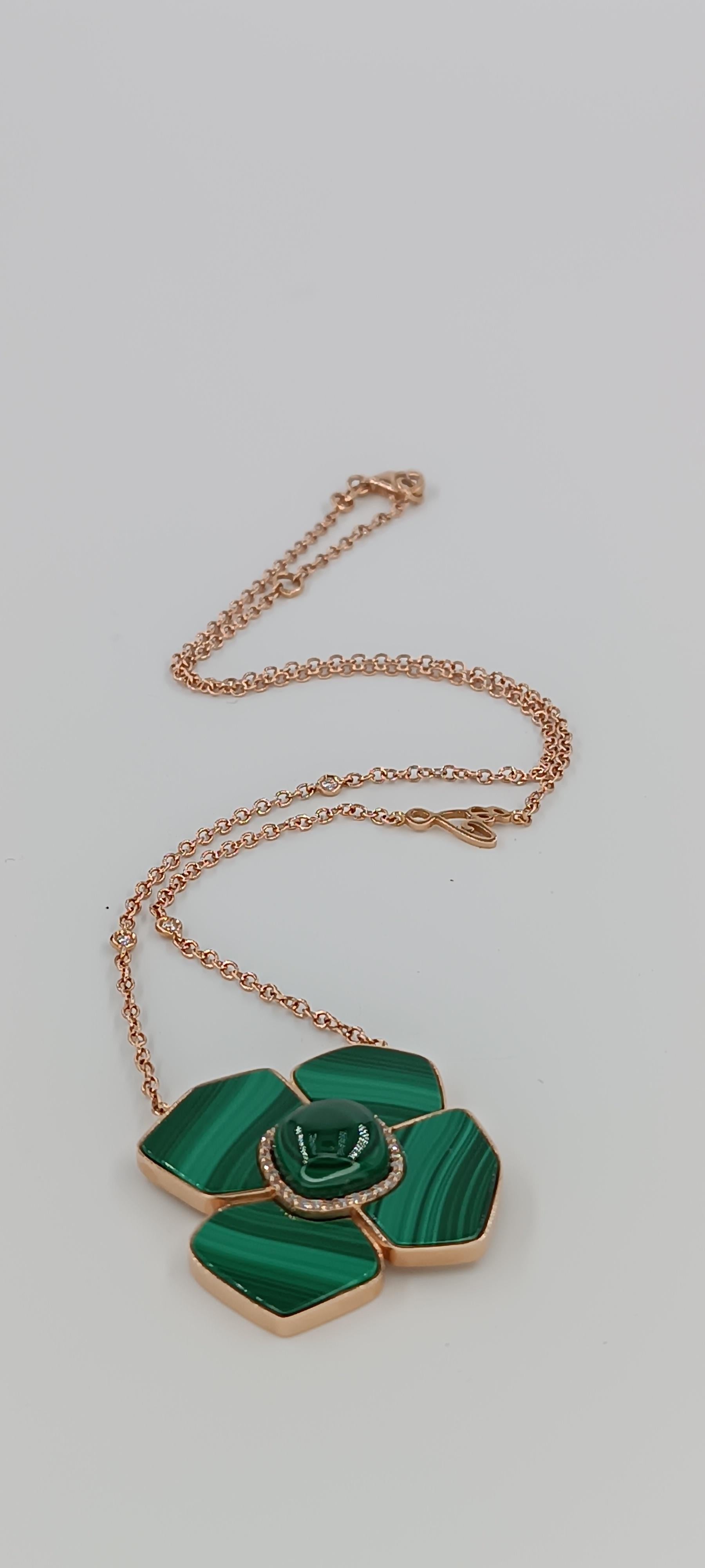 Dieser wunderschöne Leo Milano-Anhänger aus unserer Malachit-Kollektion zeigt in jedem Detail eine sehr komplizierte, aber perfekt ausgeführte Verarbeitung. Der Anhänger und die Kette sind in 18 Karat Roségold Gramm 14,35 und verstellbar. mit