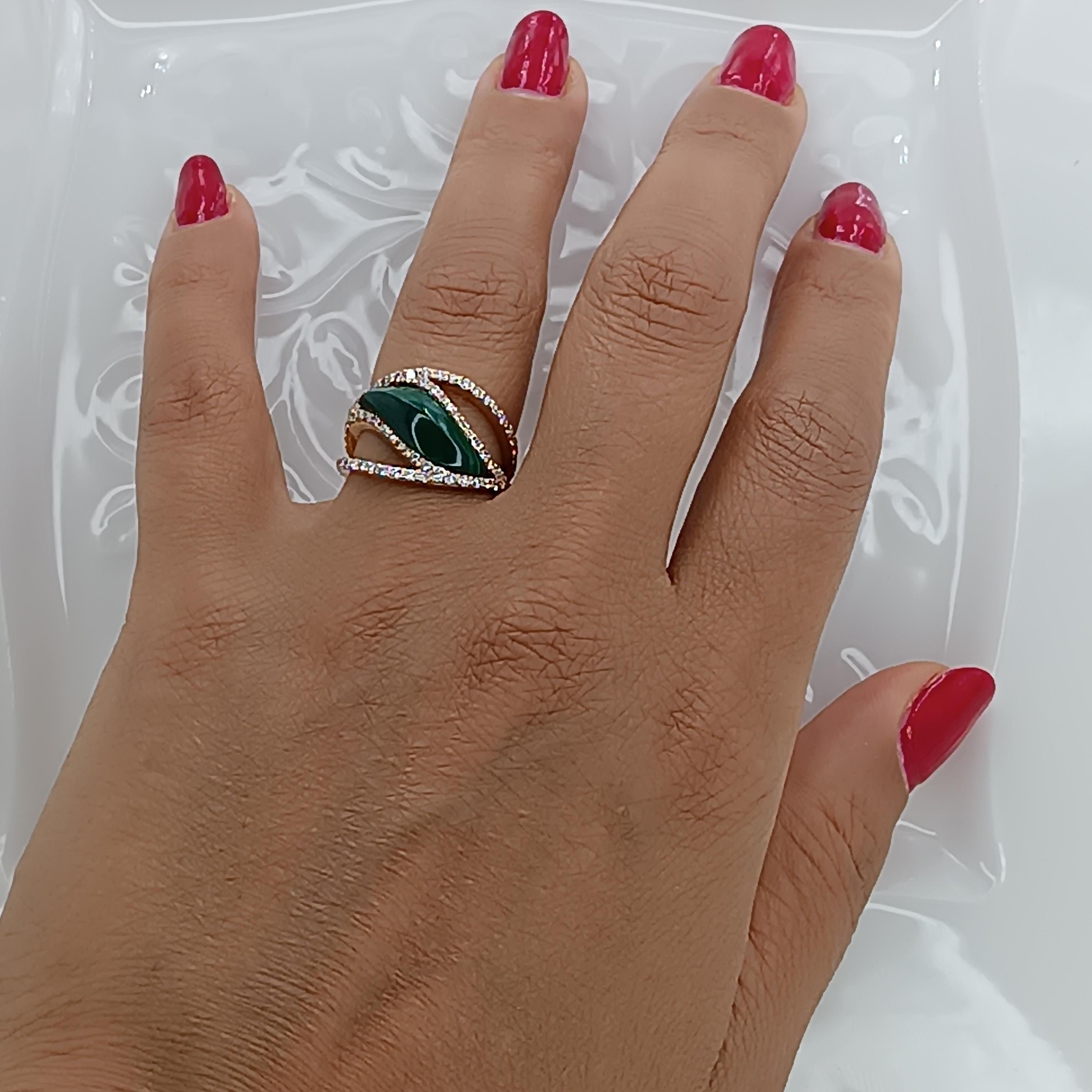 This wonderful Leo Milano Cocktail Ring from our Cairoli collection shows in every detail a very complicate yet perfectly done workmanship. The Cocktail Ring in 18 carat rose gold . with malachite  The object weights 5,41 grams and the  diamonds are