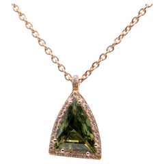 Pendentif en or rose 18 carats avec saphir vert et diamants