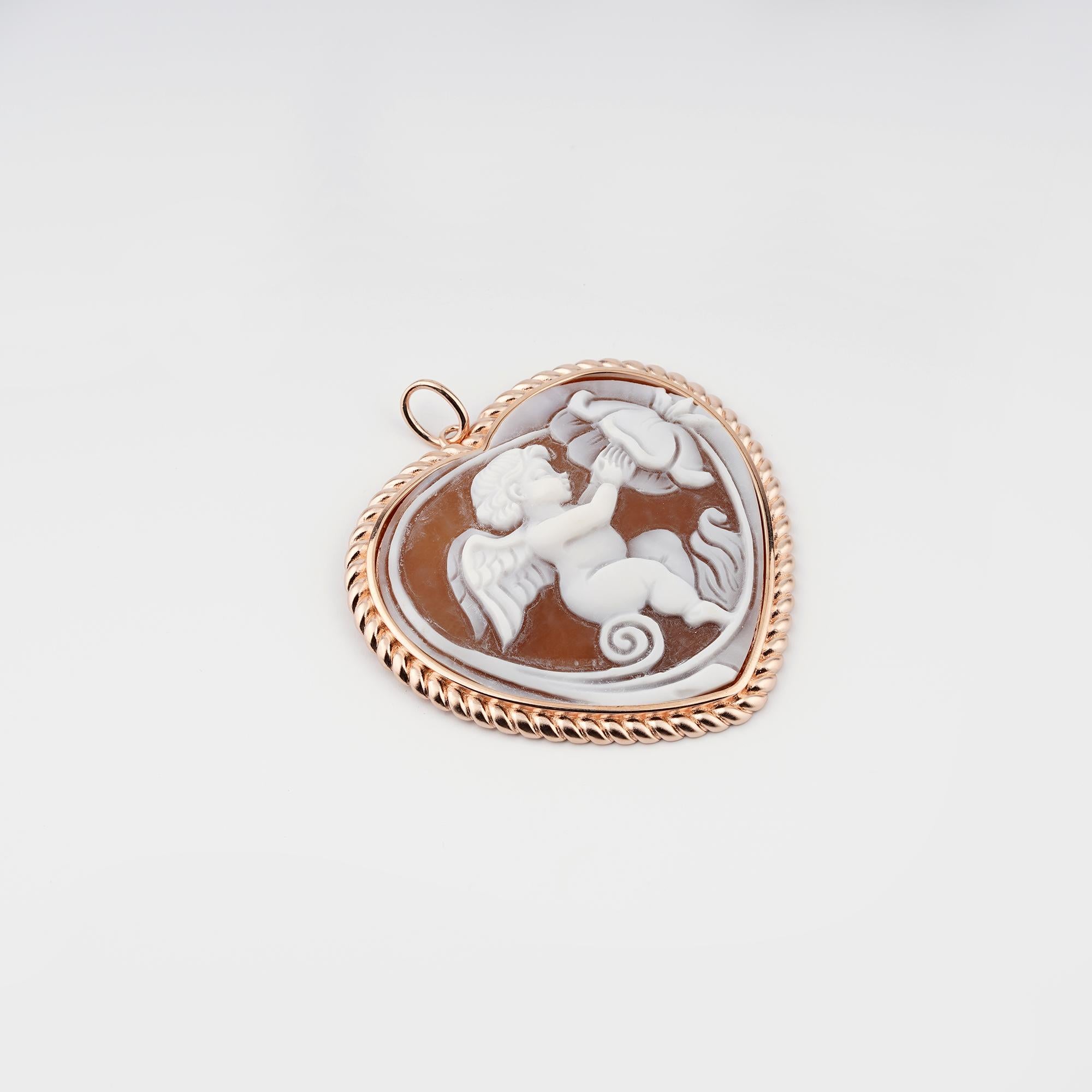 This romantic Heart pendant featuring the Cherub is an outstanding piece of jewelry perfect for the  made in Italy passionates.
Its hand-carved  sea shell cammeo mounted in 18ct rose gold plated Silver is a work of art made by our Master artisans
