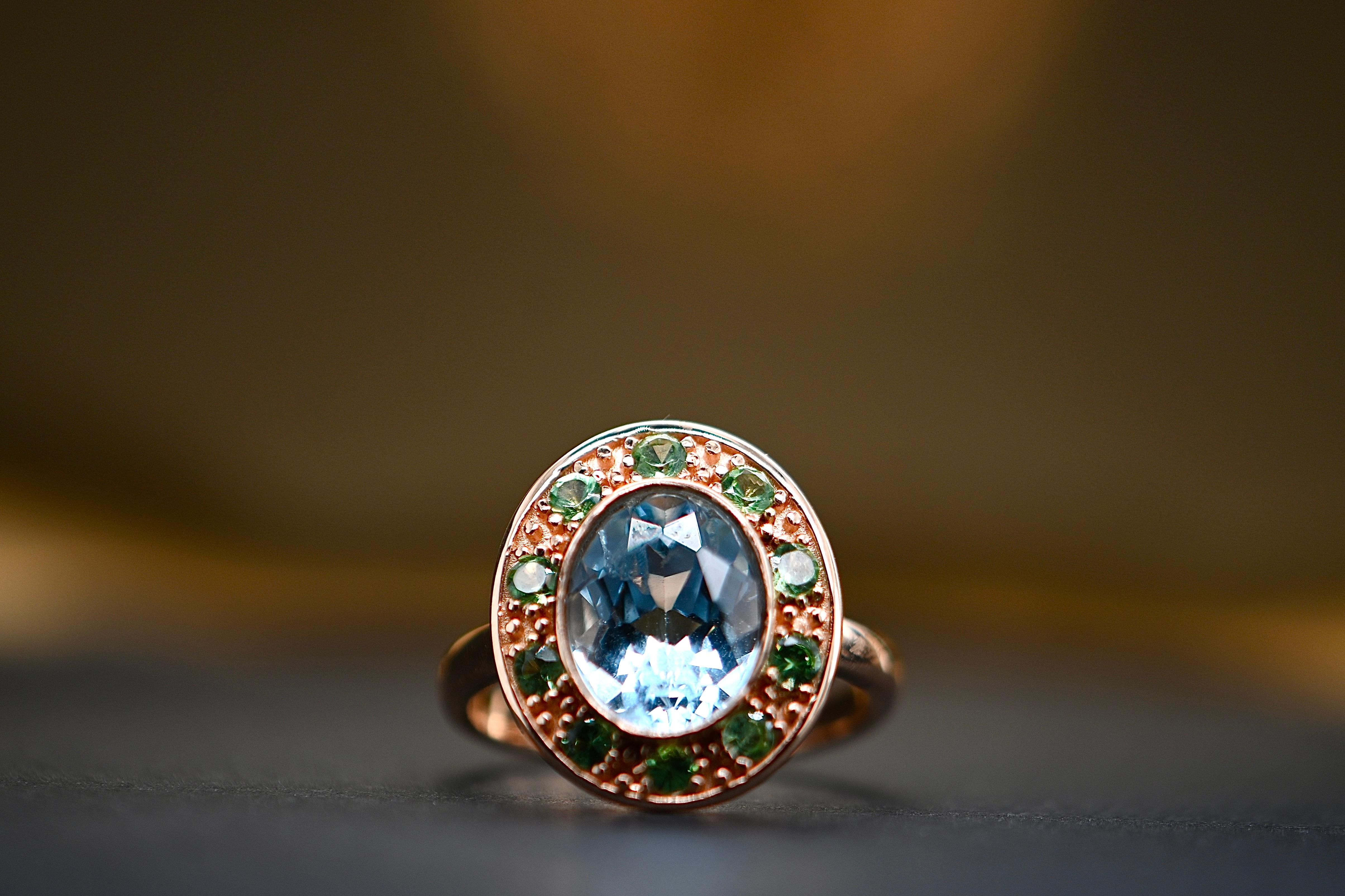 Modern 18-Carat Rose Gold Ring Adorned with a Topaz Stone and Tsavorite For Sale