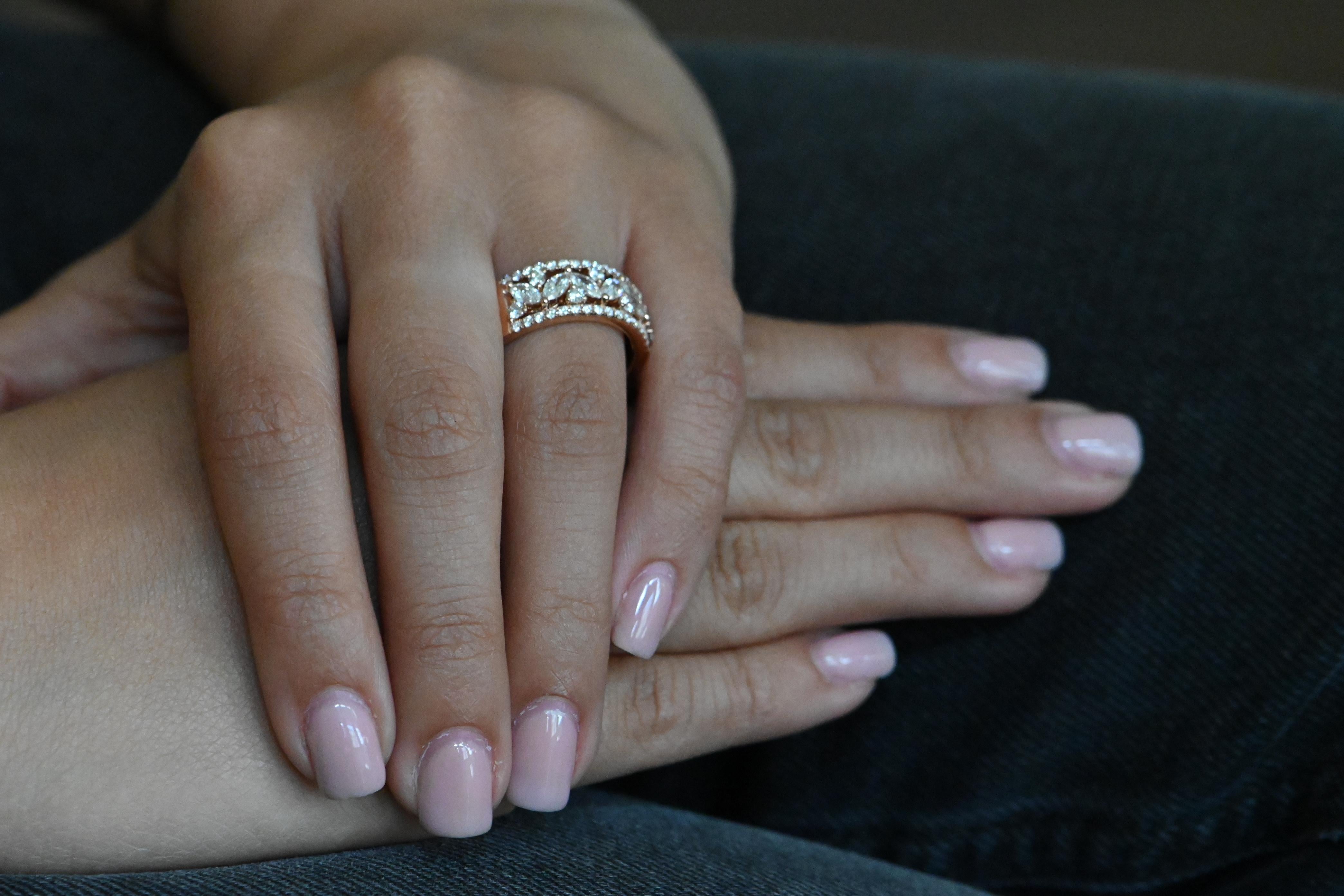This breathtaking wedding band is a true masterpiece in 18-carat gold, adorned with sparkling diamonds. It features an exquisite combination of 32 brilliant-cut diamonds, G-color and VSI clarity, totaling 0.270 carats. Added to this are 6