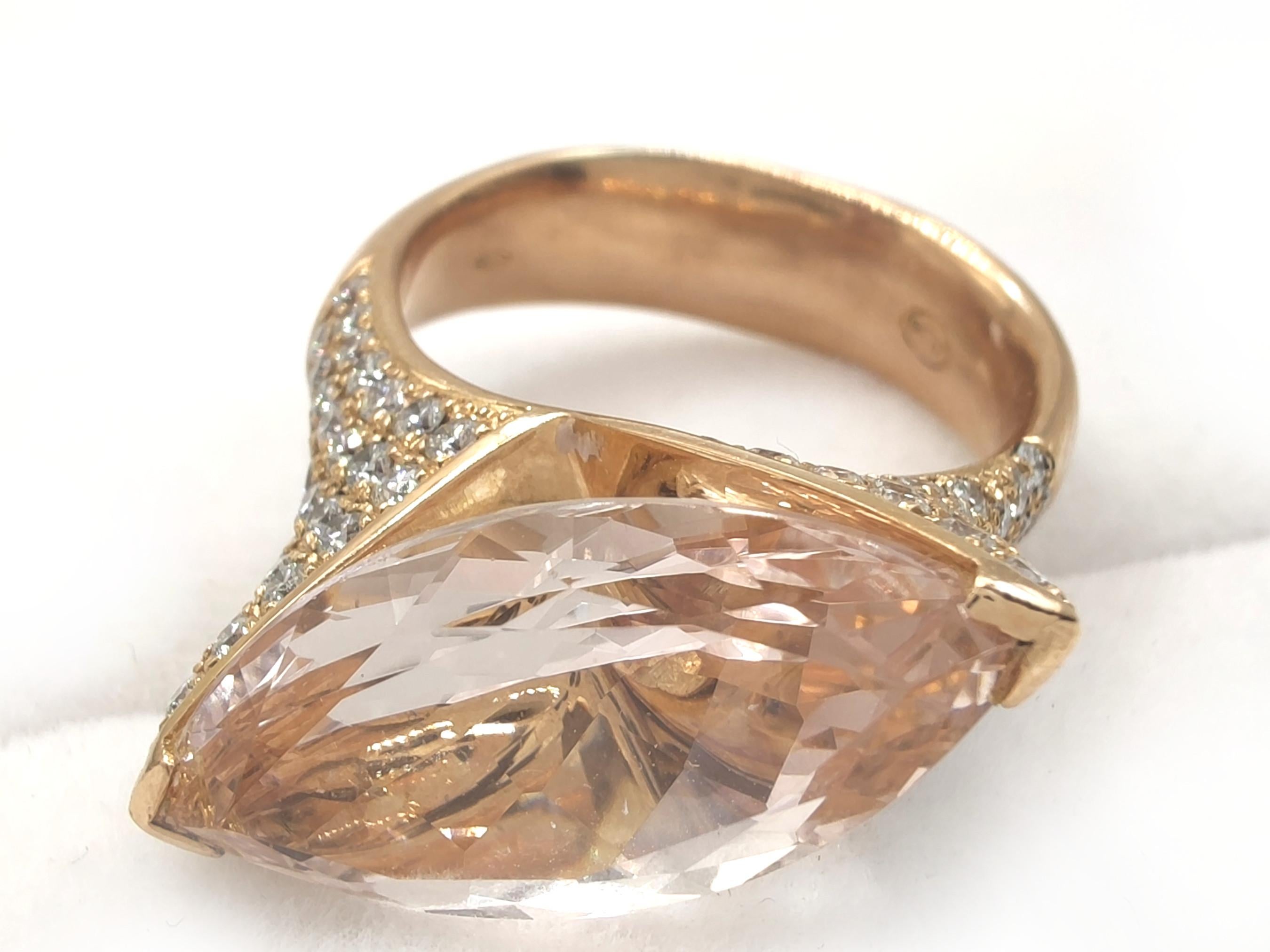 Marquise Cut 18 carat rose gold ring - with a morganite - Diamonds For Sale