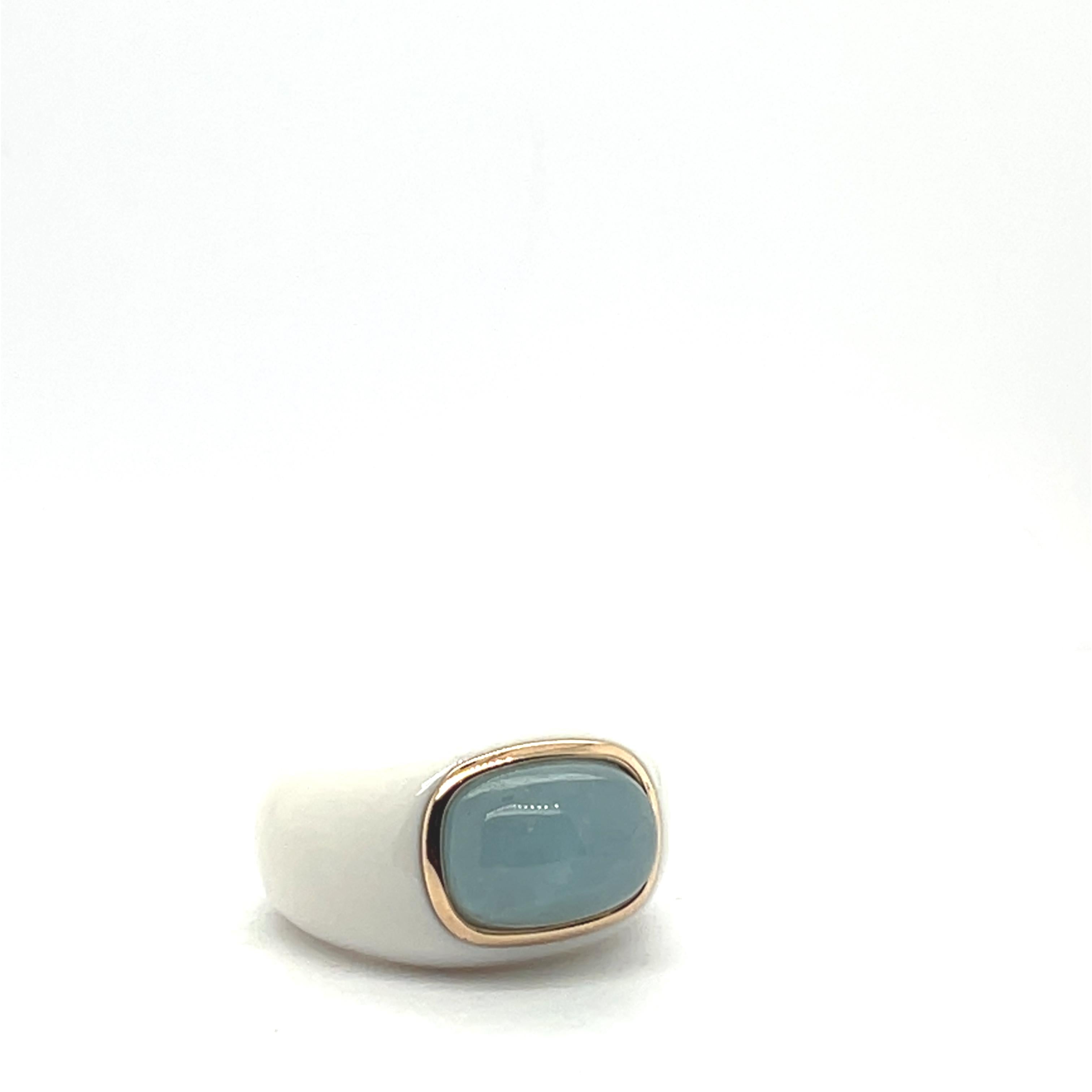 18-Carat Rose Gold Ring with Aquamarine and White Agate

Cette bague en or rose 18 carats marié avec une aigue-marine de 7,71 carats à l’éclat satiné d’une monture en agate blanche. 
D’un bleu limpide rappelant les eaux cristallines, l’aigue-marine