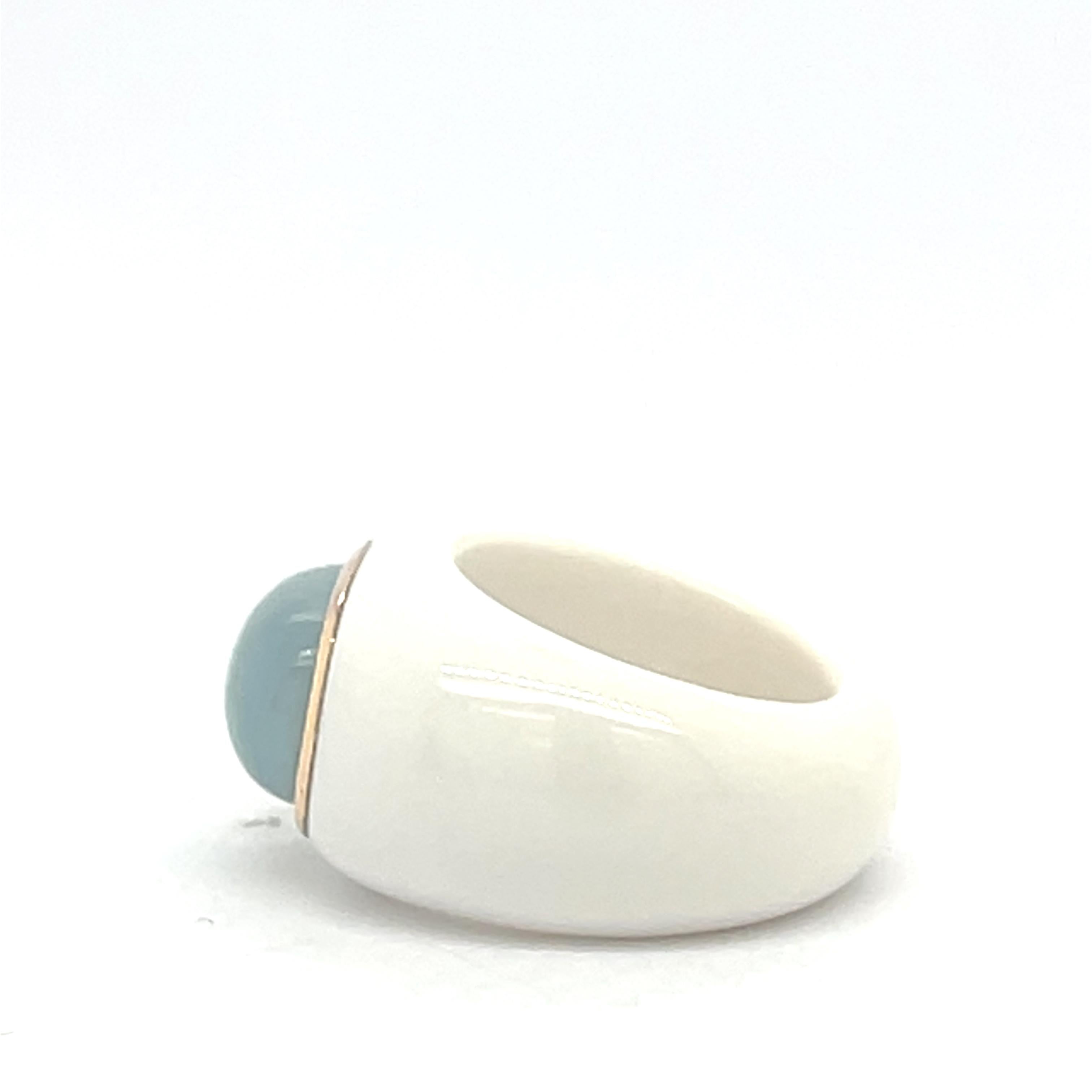 Contemporary 18-Carat Rose Gold Ring with Aquamarine and White Agate For Sale