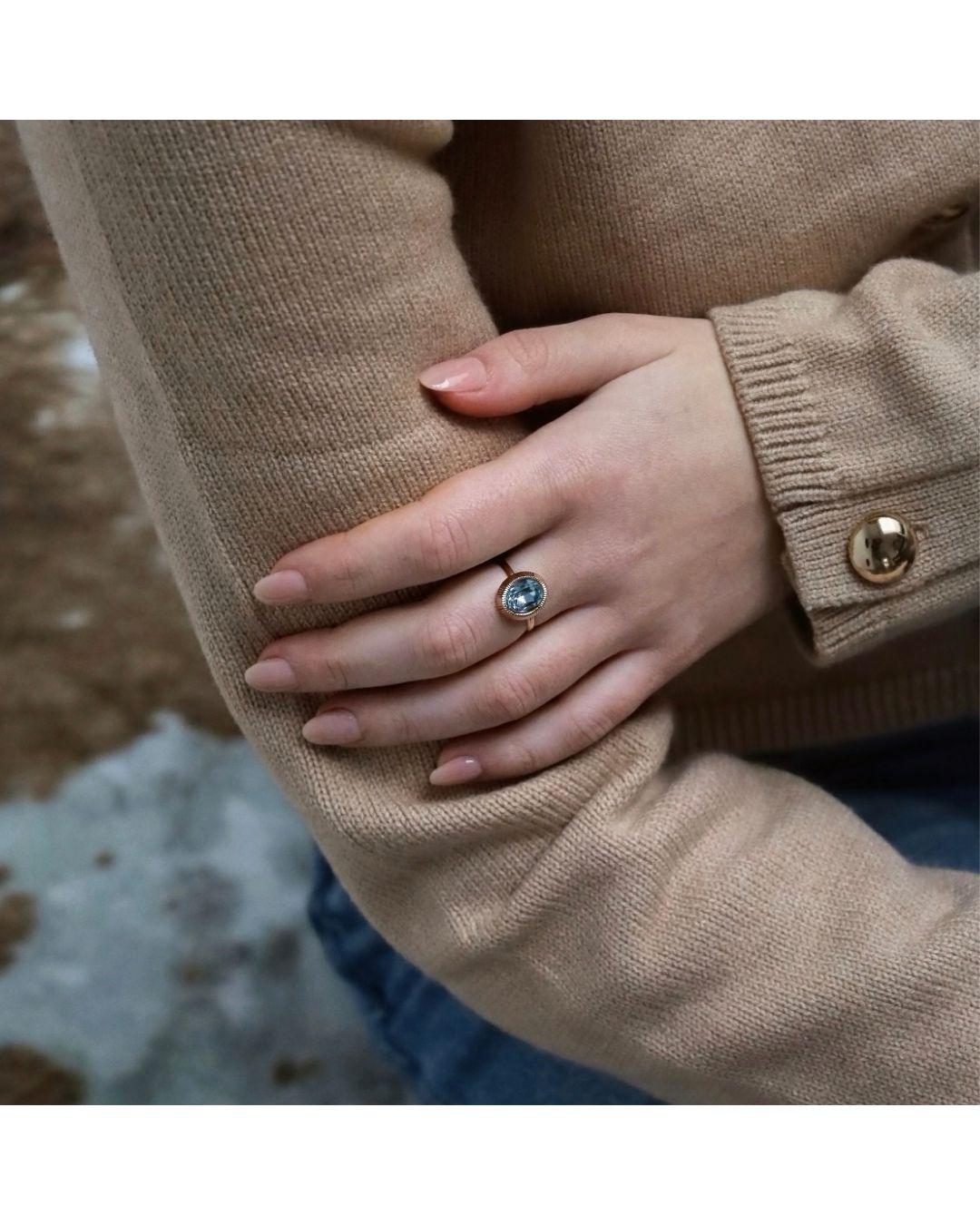 18 carat rose gold ring oval solitaire with blue oval topas For Sale 8