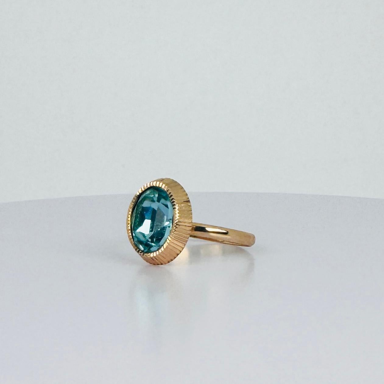 18 carat rose gold ring oval solitaire with blue oval topas For Sale 1