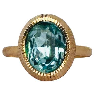 Anillo de oro rosa de 18 quilates solitario ovalado con topas azules ovaladas