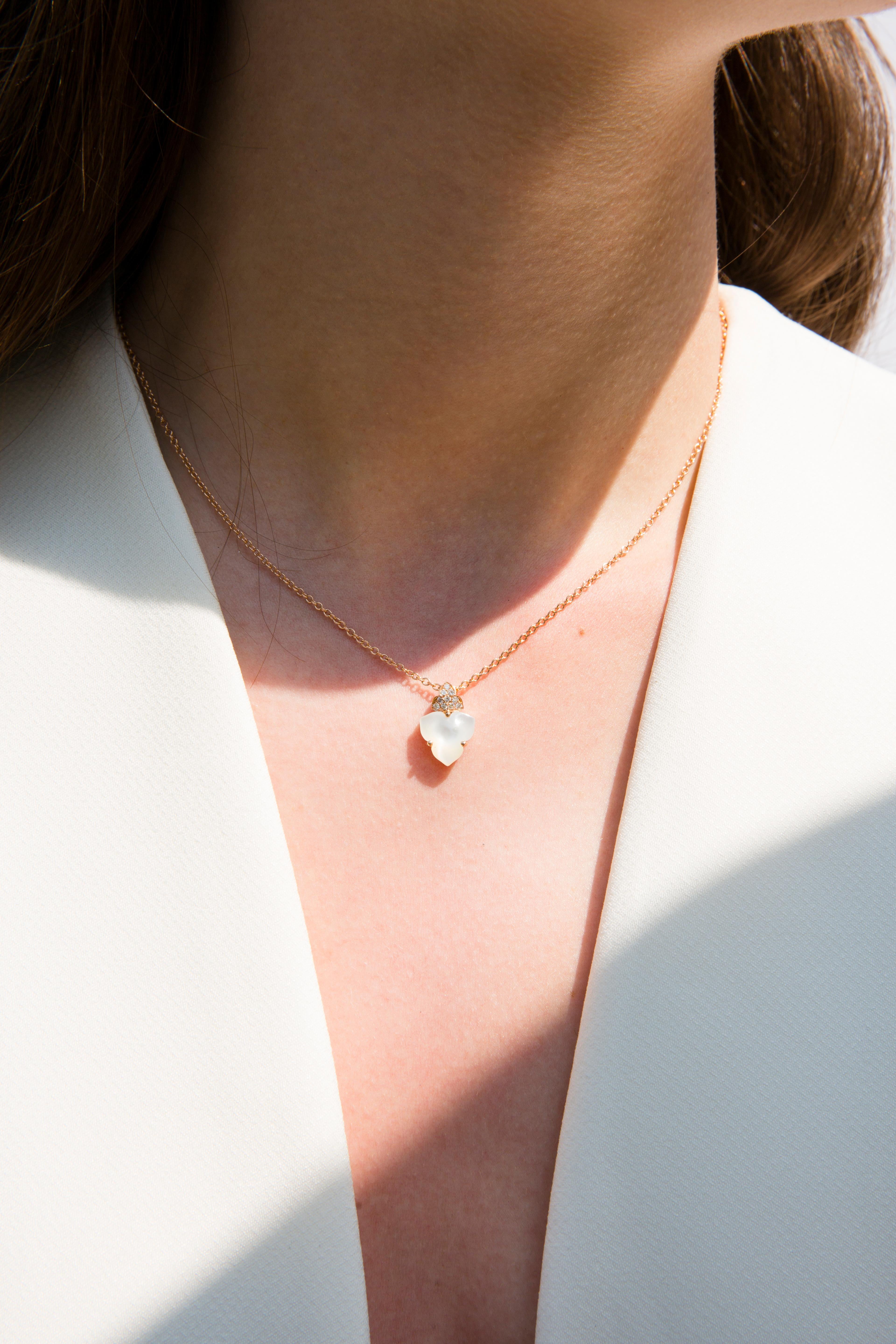 18 Carat Rose gold Round Brilliant Cut Diamonds and Mother of Pearl Pendant Necklace featuring 0,10 carats of white diamonds and natural mother of pearl. Adjustable chain from 42 cm to 39,5 cm.
Handmade in Italy. Ready in stock.
Each Luca Carati