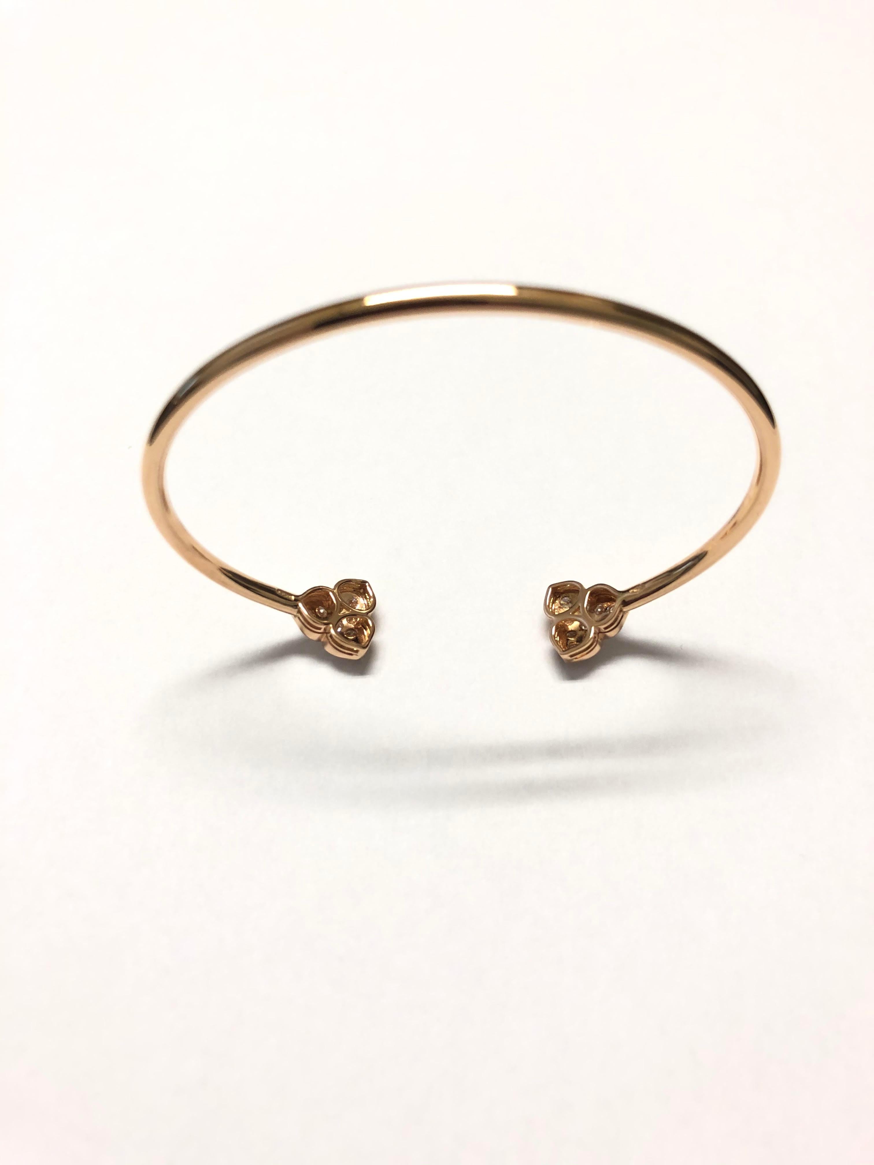 18 Carat Rose Gold Round Cut Diamond Bangle Bracelet featuring 0,71 carats G color, VVS clarity. Total piece weight 6,60 gr
Bangle size M : 16cm (45x55 mm) 2 cm space between the two paved flowers
Handmade in Italy
Ready in stock

Natura