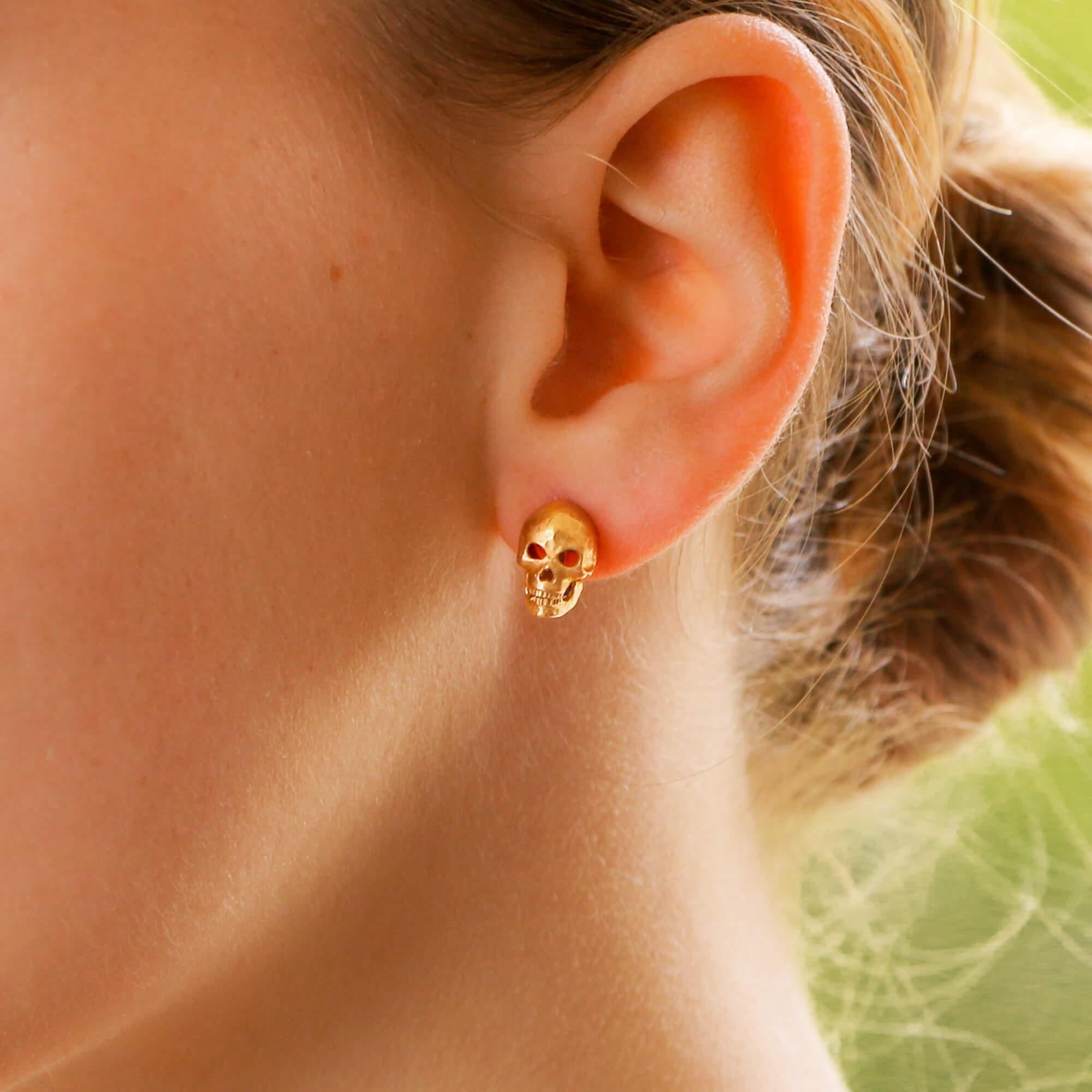 An extremely fun pair of diamond skull stud earrings set in 18 carat rose gold. What makes these earrings so unbelievably quirky is that each skull has a hinged mouth that opens and closes which subsequently causes the skulls diamond eyes to appear