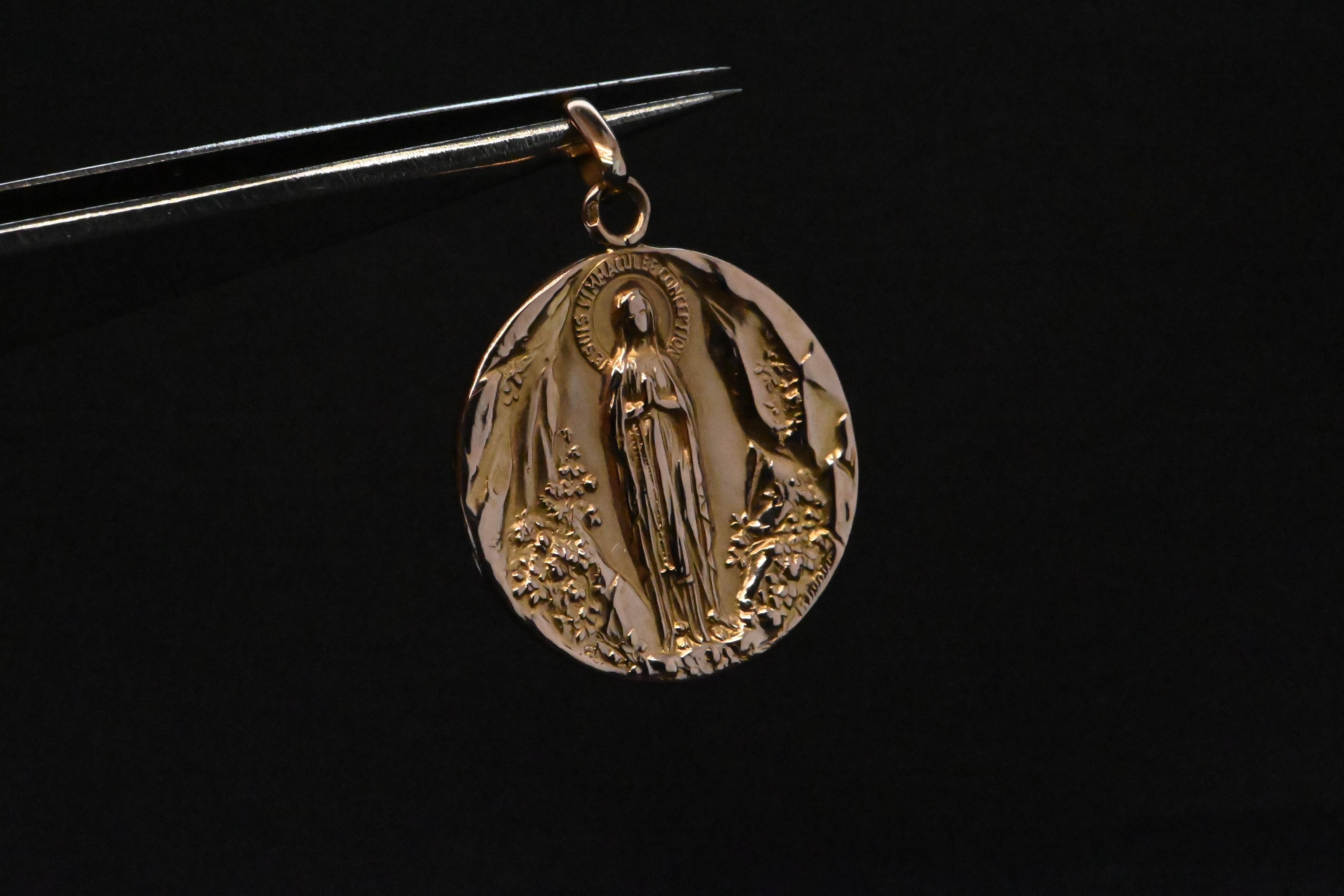 18 Carat Rose Gold Virgin Mary Medal In Excellent Condition In Vannes, FR