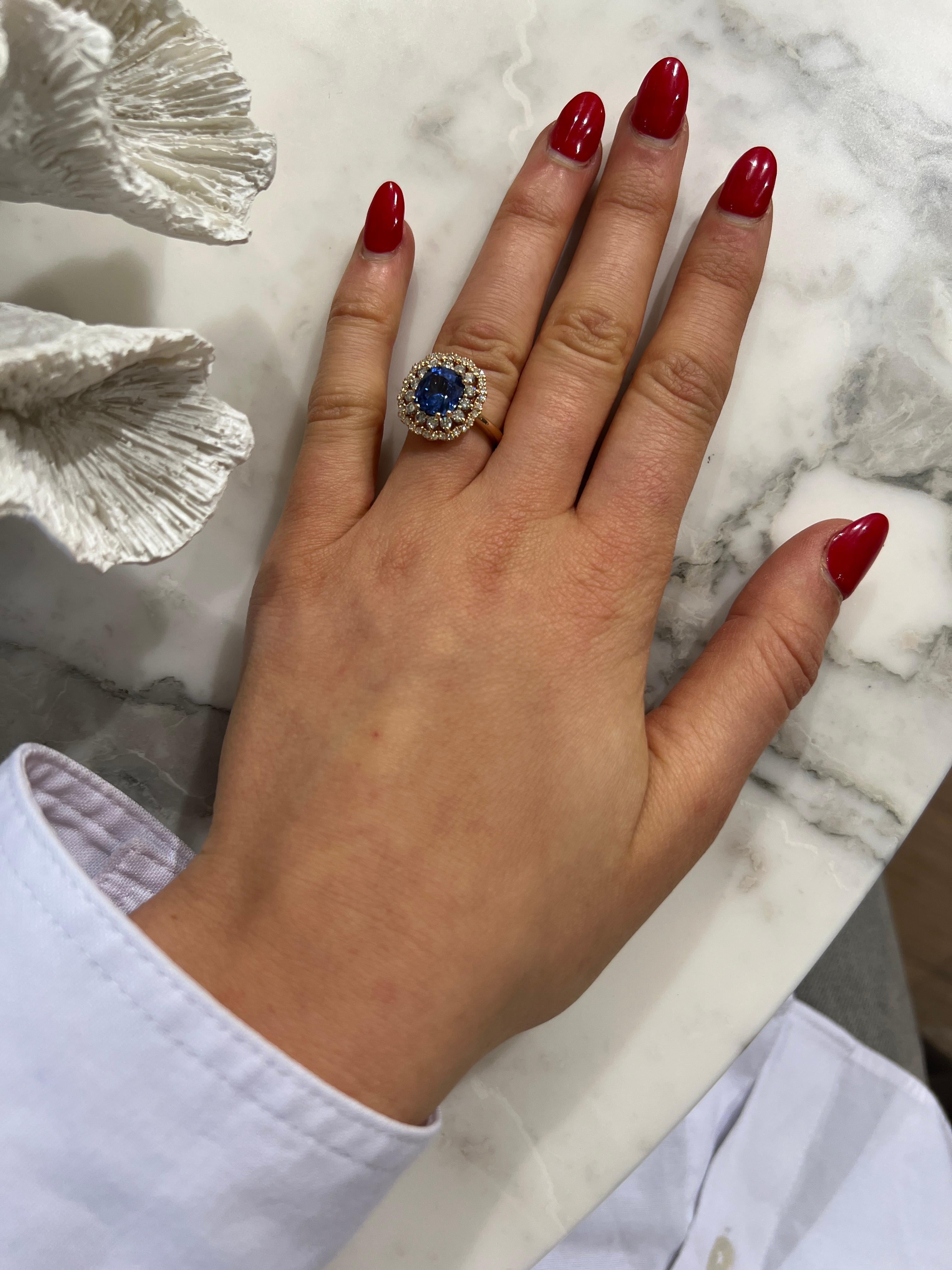 18 Carat Rose Gold Ring with Cushion-Cut Ceylon Blue Sapphire and Diamonds.

This elegant 18-karat rose gold ring features a sumptuous cushion-cut Ceylon blue sapphire surrounded by two rows of brilliant-cut diamonds. The setting is slightly raised,