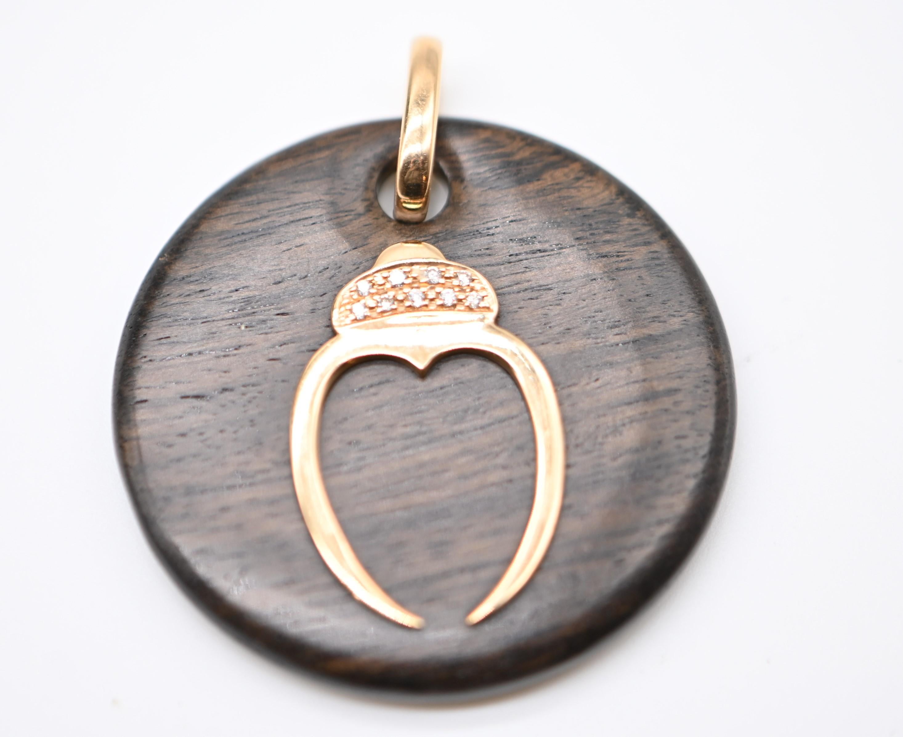 18 Carat Rose Gold Wood Diamond Pendant Necklace

This unique necklace combines elegance and simplicity with a wooden pendant adorned with an 18-carat rose gold design, sublimated by delicate diamonds.

The round pendant, measuring 3.5 cm (1.38