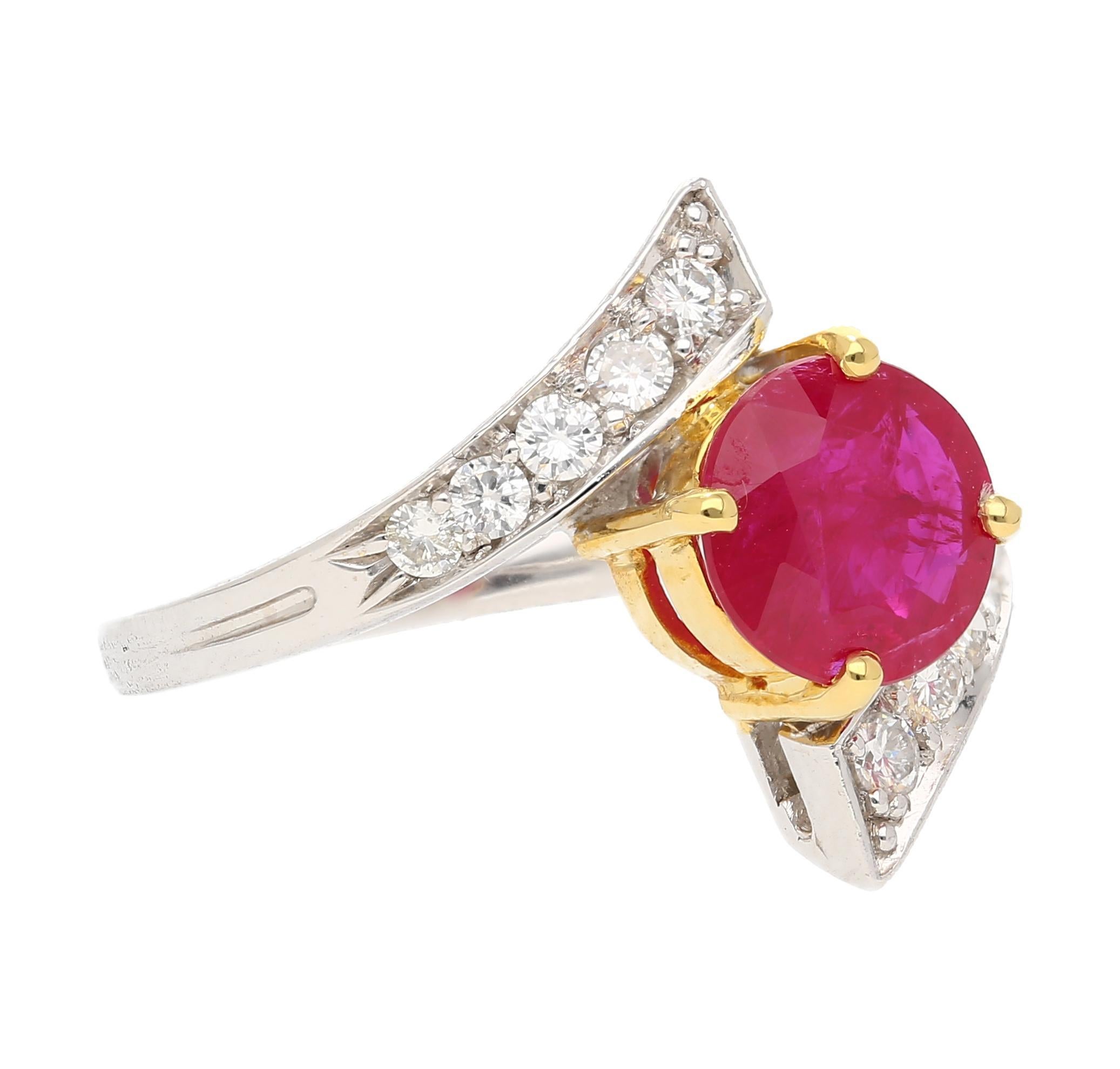 Anello Bypass con diamante e rubino rotondo da 1,8 carati in platino e oro 18 carati In condizioni Nuovo in vendita a Miami, FL