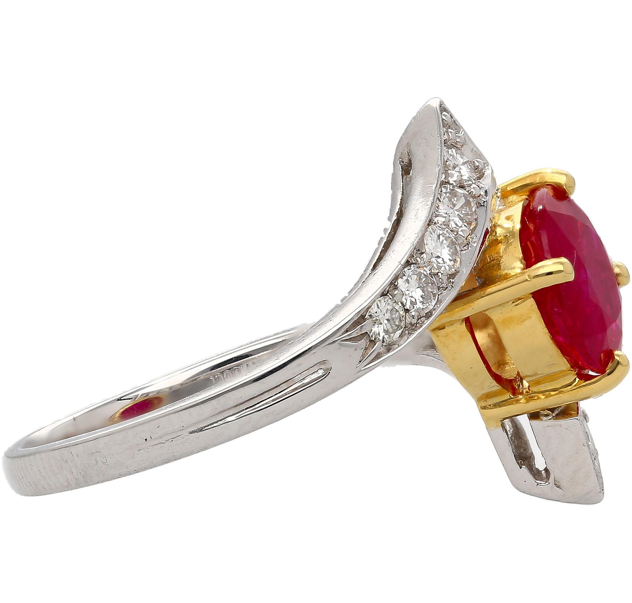 Anello Bypass con diamante e rubino rotondo da 1,8 carati in platino e oro 18 carati in vendita 1