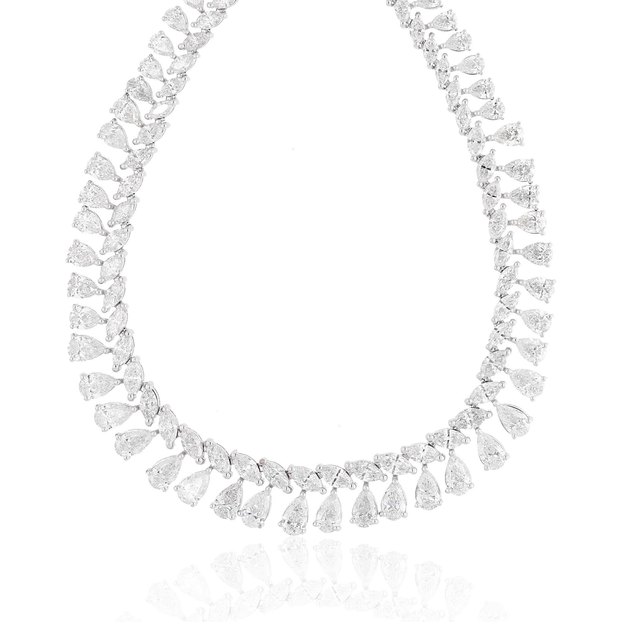 El diseño del collar es clásico y atemporal. Los diamantes pera y marquesa están delicadamente dispuestos para formar un colgante elegante y grácil que cuelga de una cadena de oro blanco de 14 quilates. La cadena es ajustable, lo que permite un