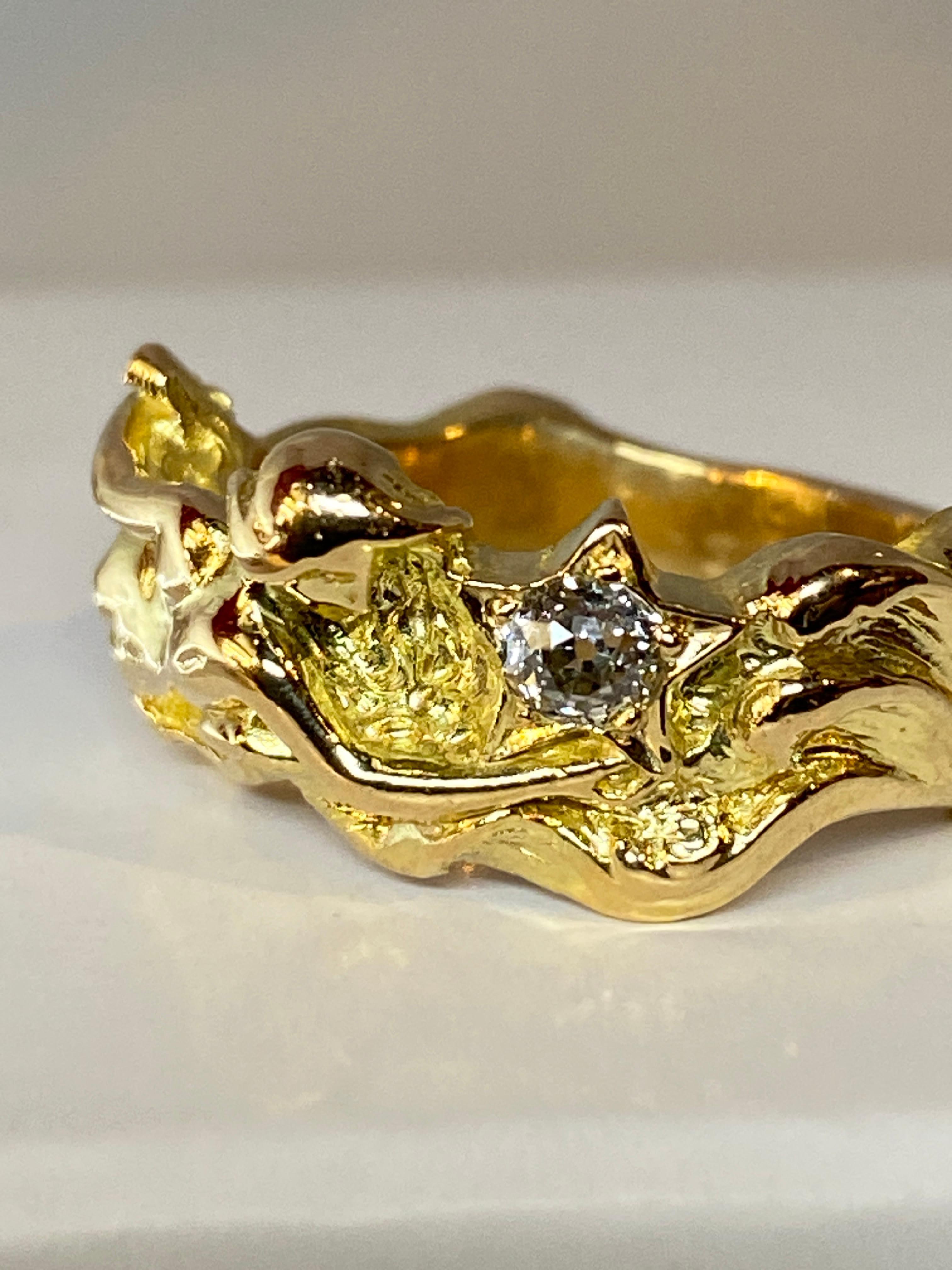 18 Karat massiver Goldring: Frau, die den Wellenschliff abschmiegt und einen Seesterne hält 7