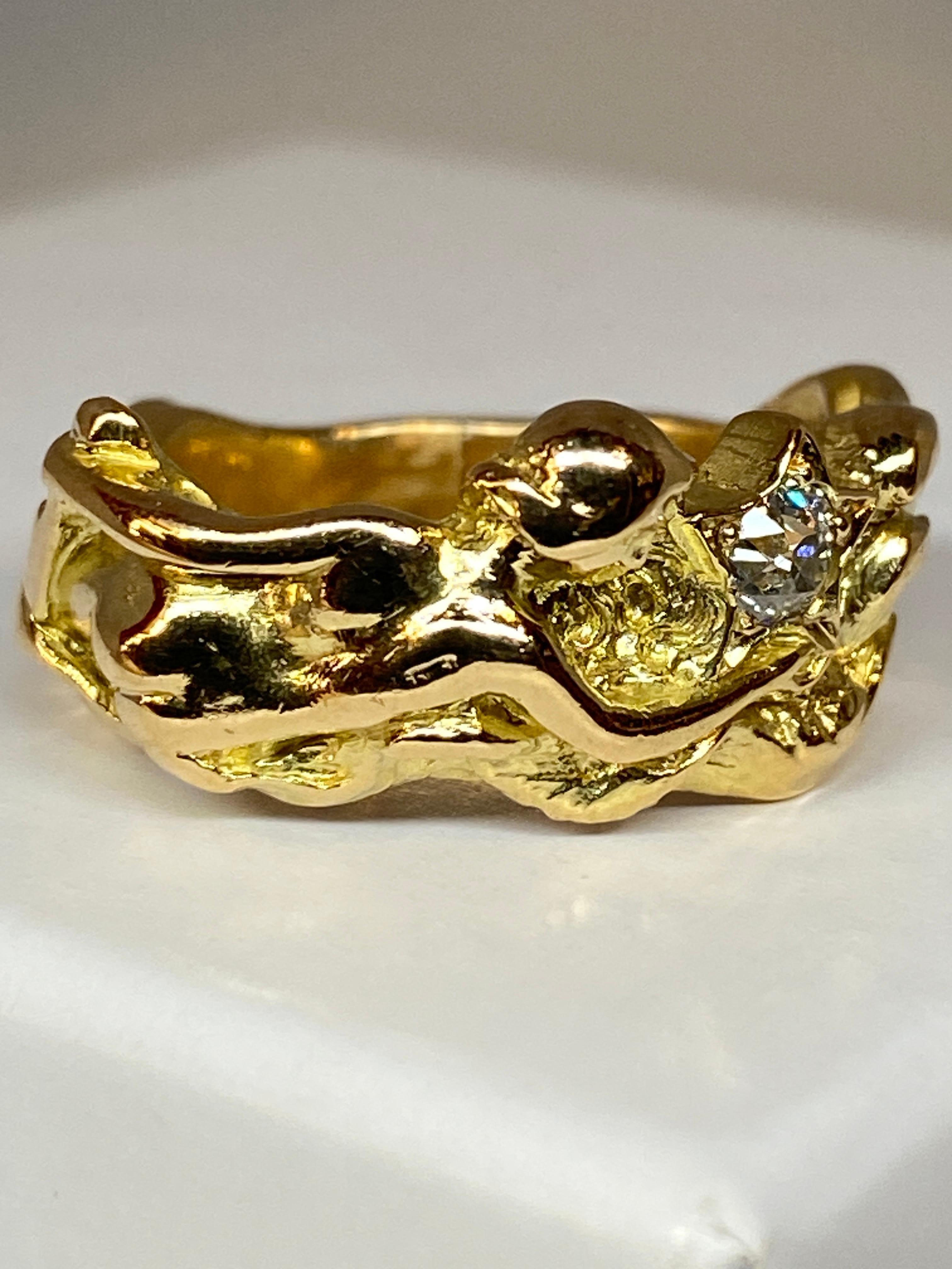 18 Karat massiver Goldring: Frau, die den Wellenschliff abschmiegt und einen Seesterne hält 9