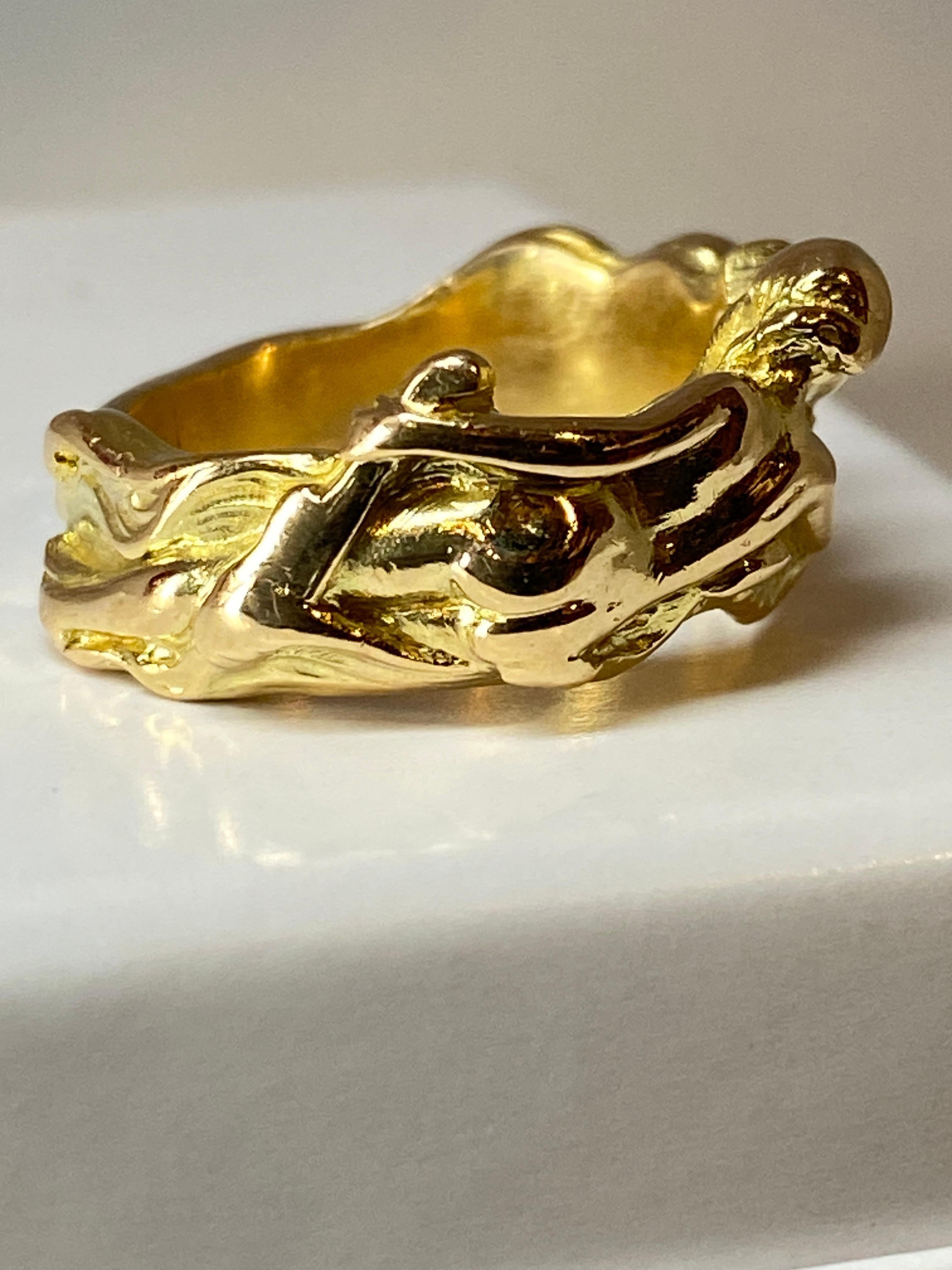 18 Karat massiver Goldring: Frau, die den Wellenschliff abschmiegt und einen Seesterne hält 14