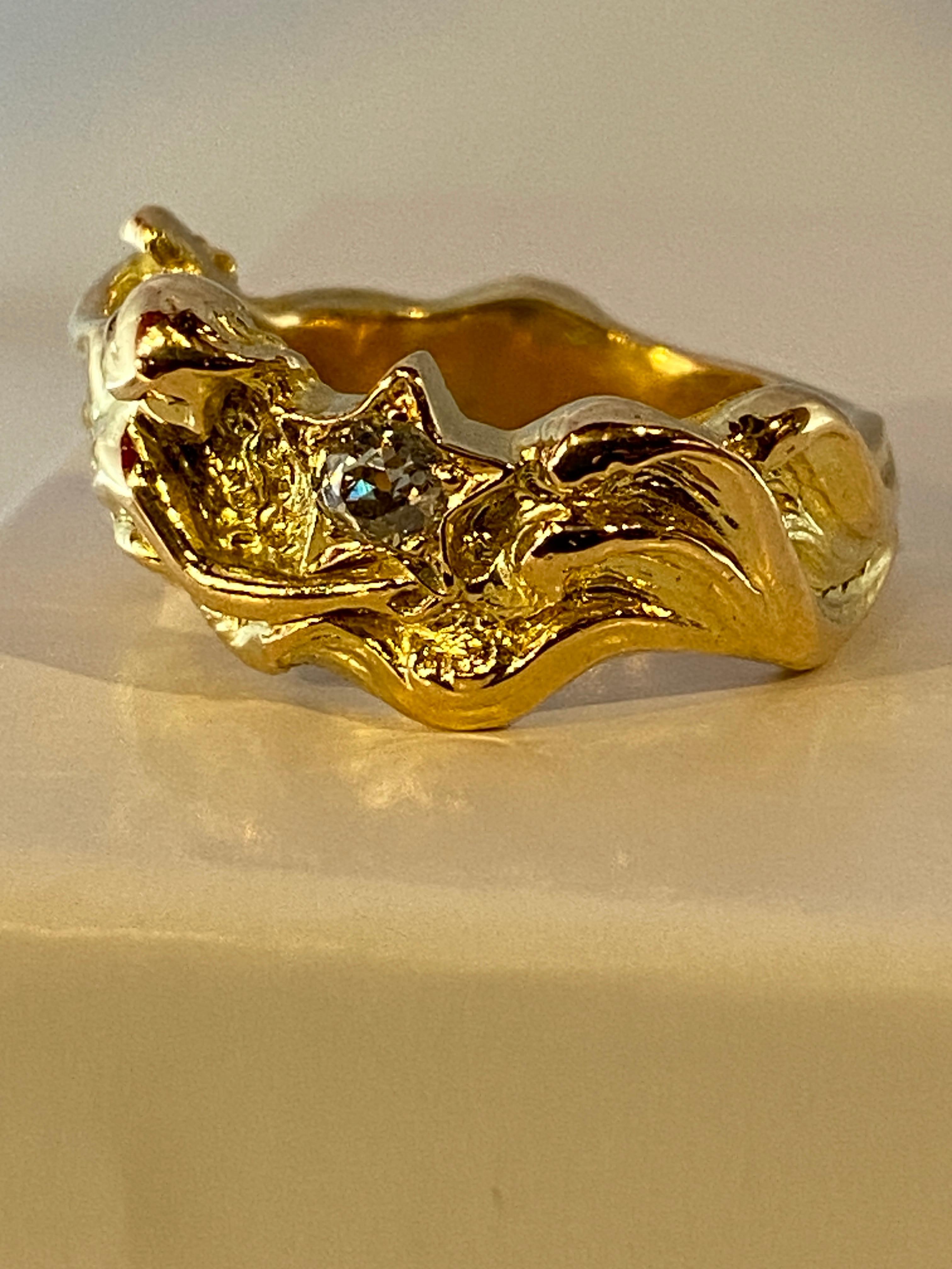 18 Karat massiver Goldring: Frau, die den Wellenschliff abschmiegt und einen Seesterne hält 1
