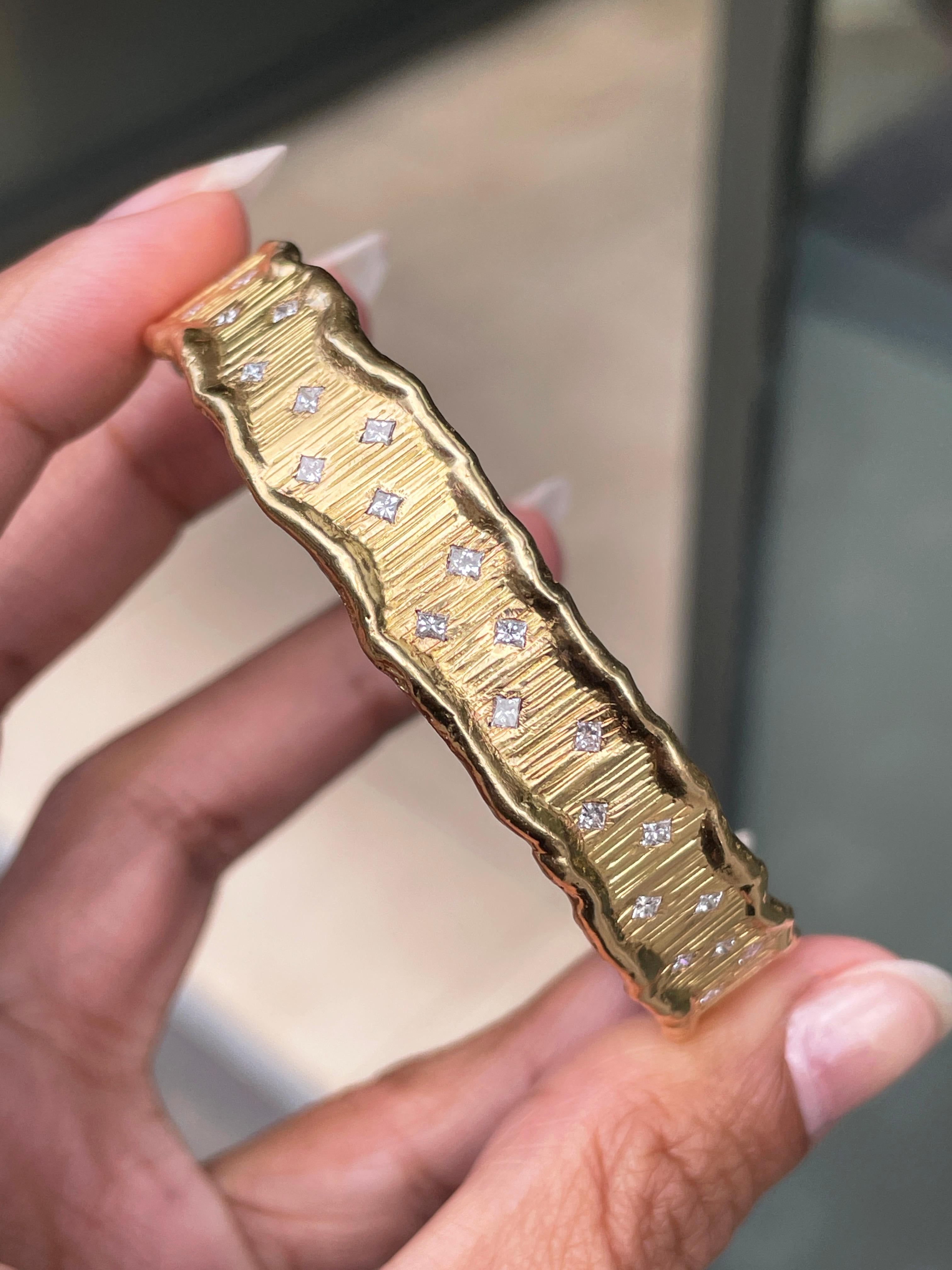 Taille princesse Bracelet jonc en or jaune texturé et diamants de 18 carats en vente