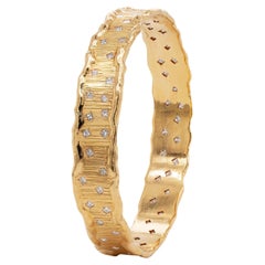 Bracelet jonc en or jaune texturé et diamants de 18 carats