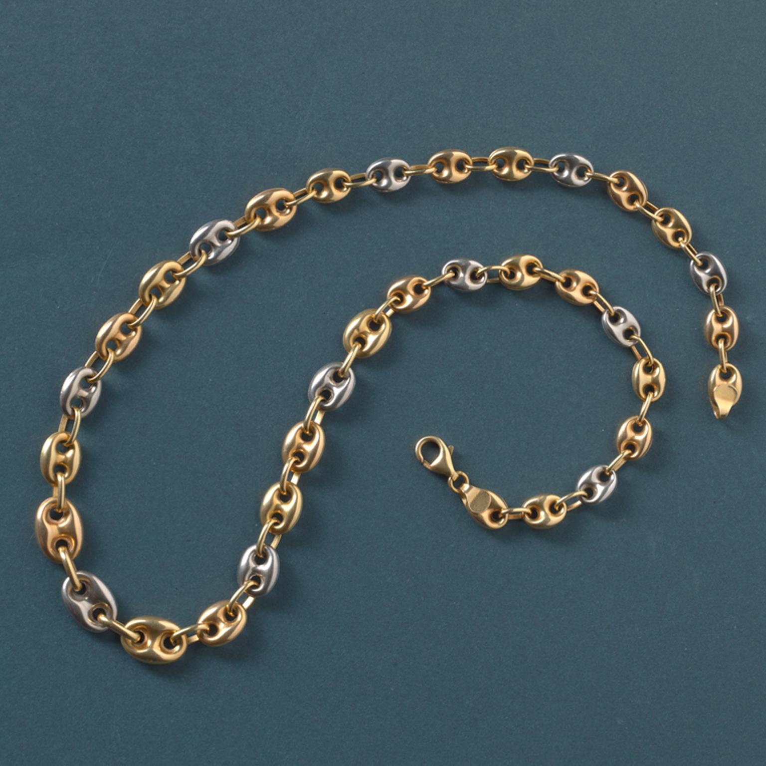 An 18 carat tri-color gold chain with a coffee bean link.

weight chain: 24.5 grams
length chain: 46 cm